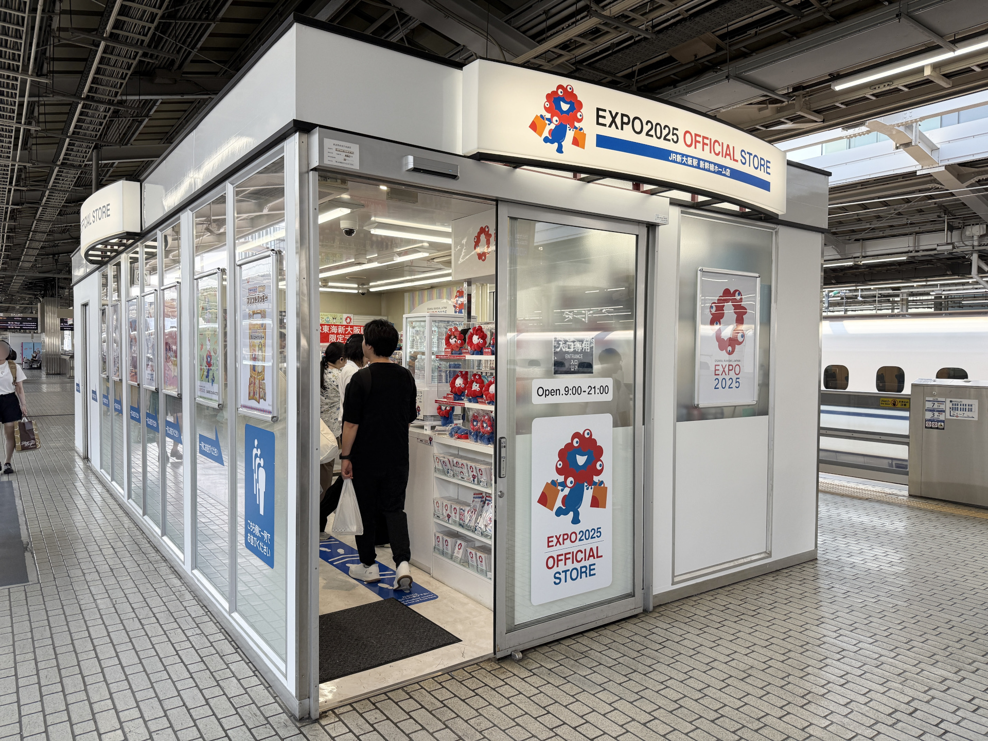 JR新大阪駅 新幹線ホーム店。店舗限定のサンリオコラボグッズは要チェック