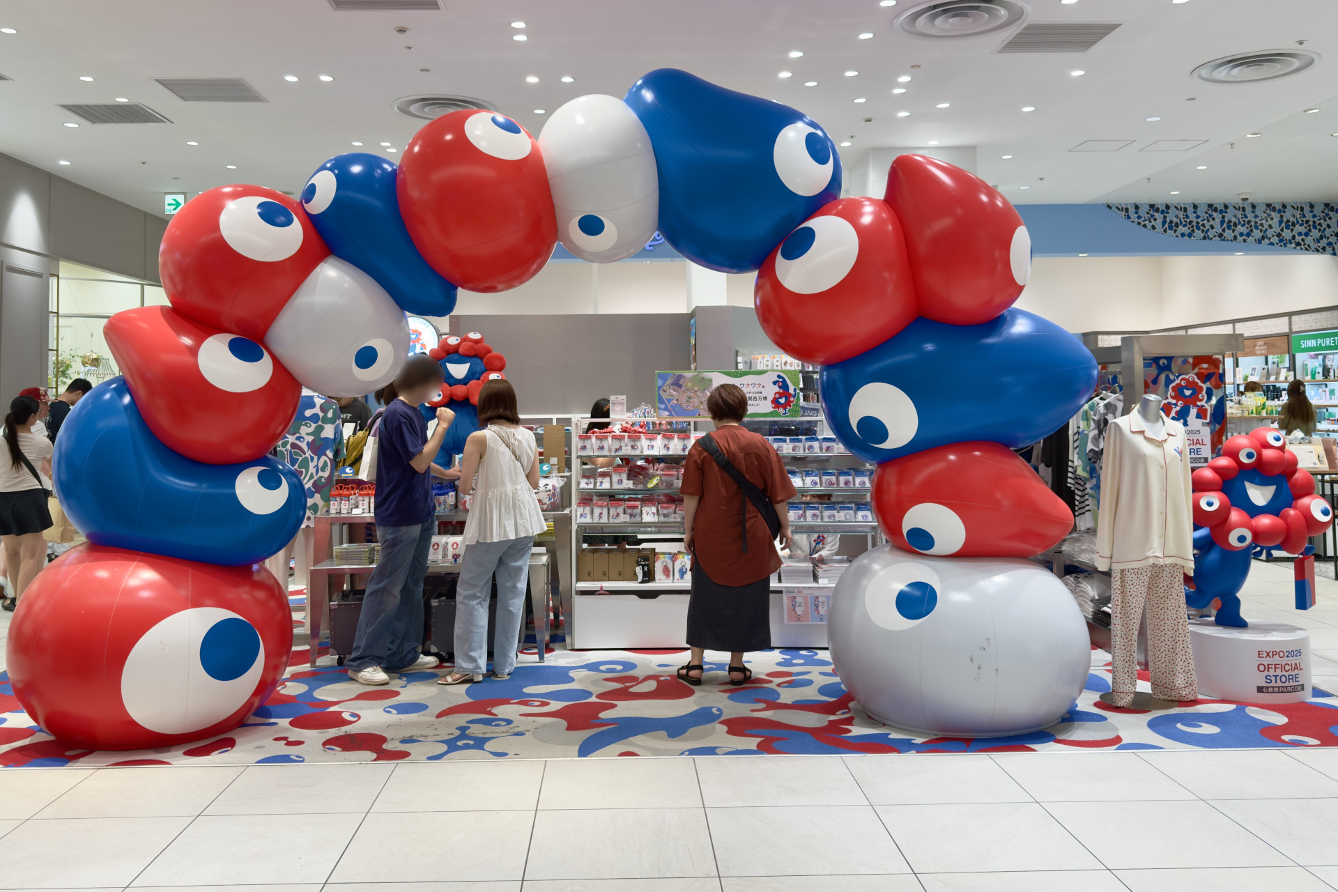 心斎橋PARCO店には早期に完売した「サークル記念チケット」が飾ってあった