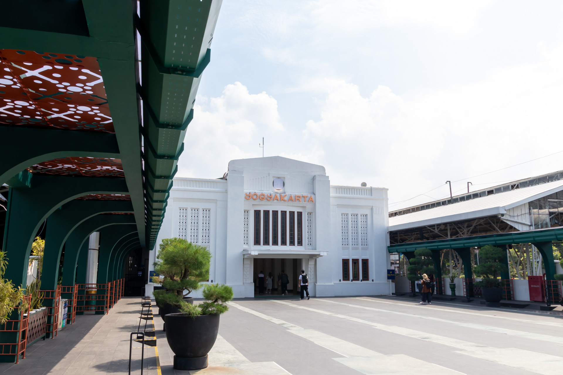 白い駅舎のジョグジャカルタ駅