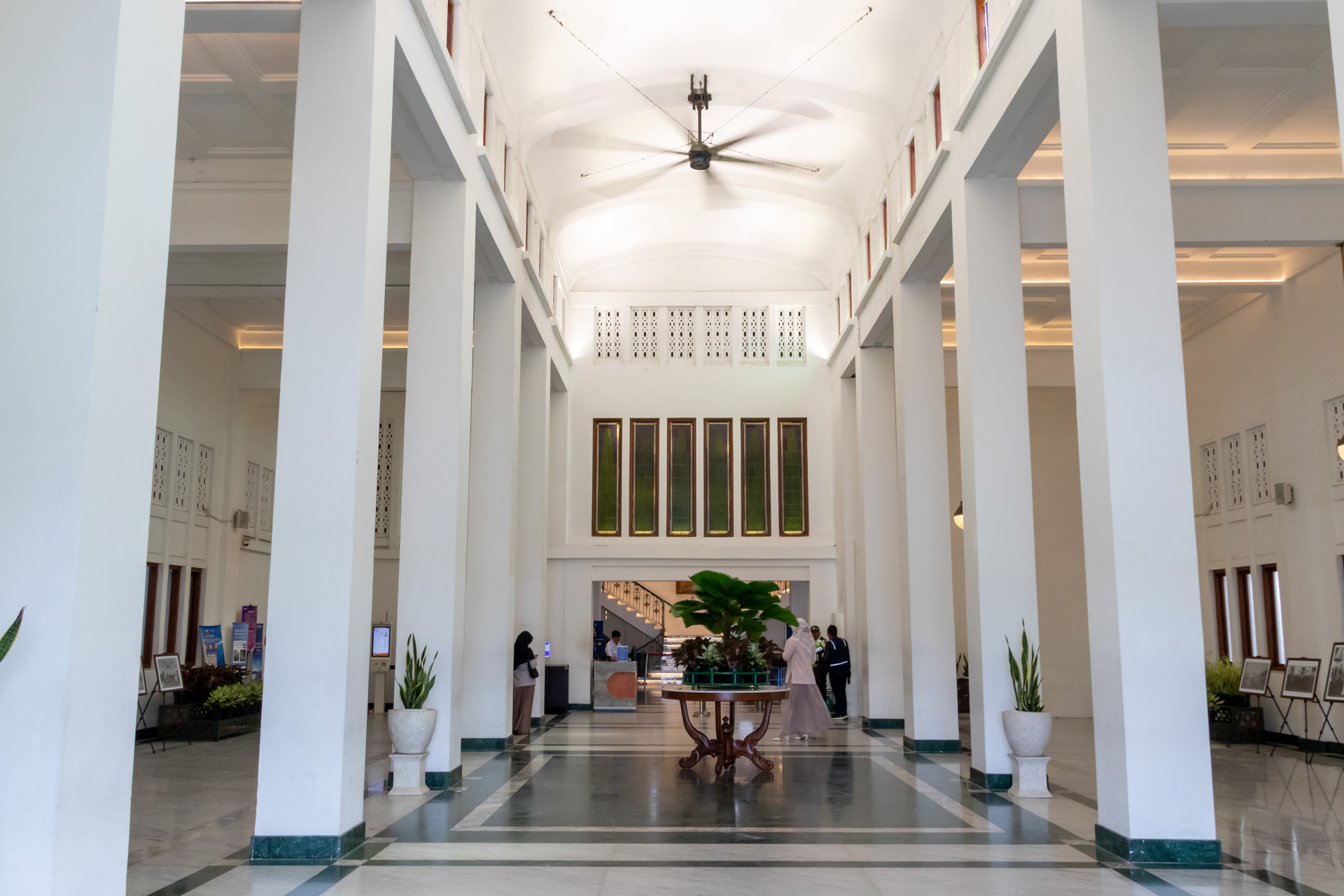 駅舎のなかにはオンラインで予約したチケットの発券機が置かれている