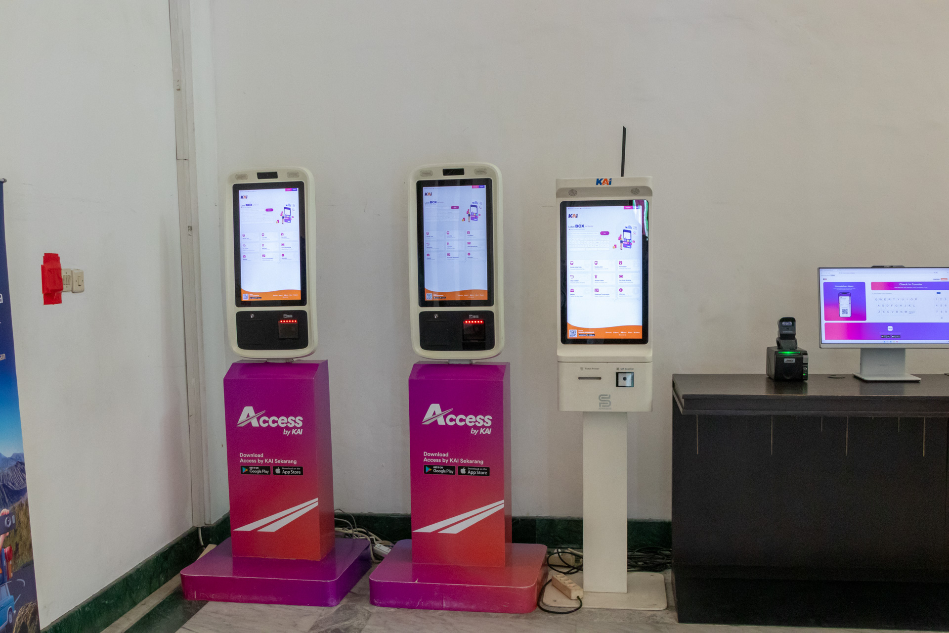 駅舎のなかにはオンラインで予約したチケットの発券機が置かれている