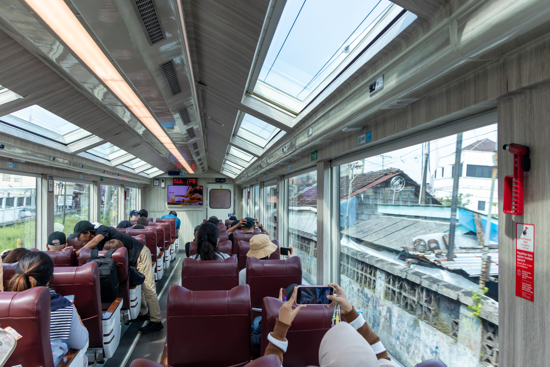 車両のなかはこのような感じで開放感がある