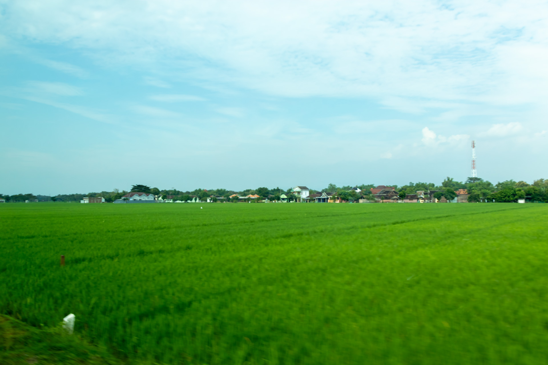 まさに田園のなかを駆け抜けていく