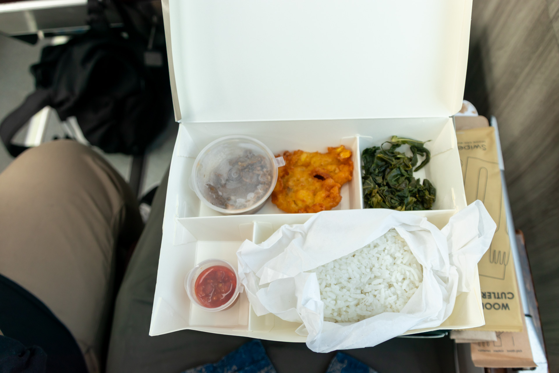 提供された食事。左上の牛肉をスパイスで煮込んだ「ルンダン」が美味しかった。その下のサンバルはヤバイ辛さ