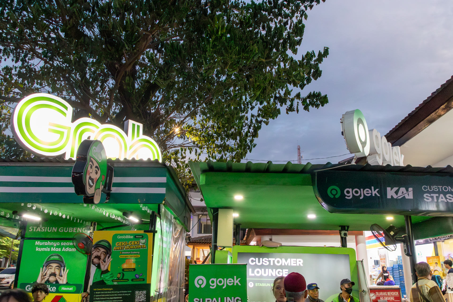 駅前にあったGrabとGojekの専用ブース