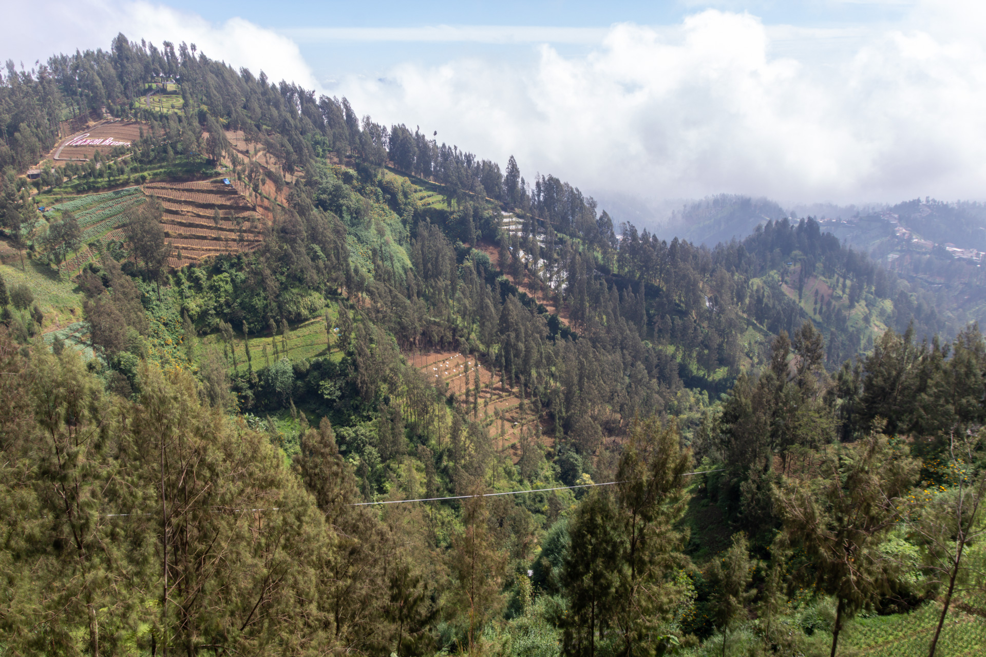周囲はこのような景観になっており、雲がかかると一気に涼しくなる
