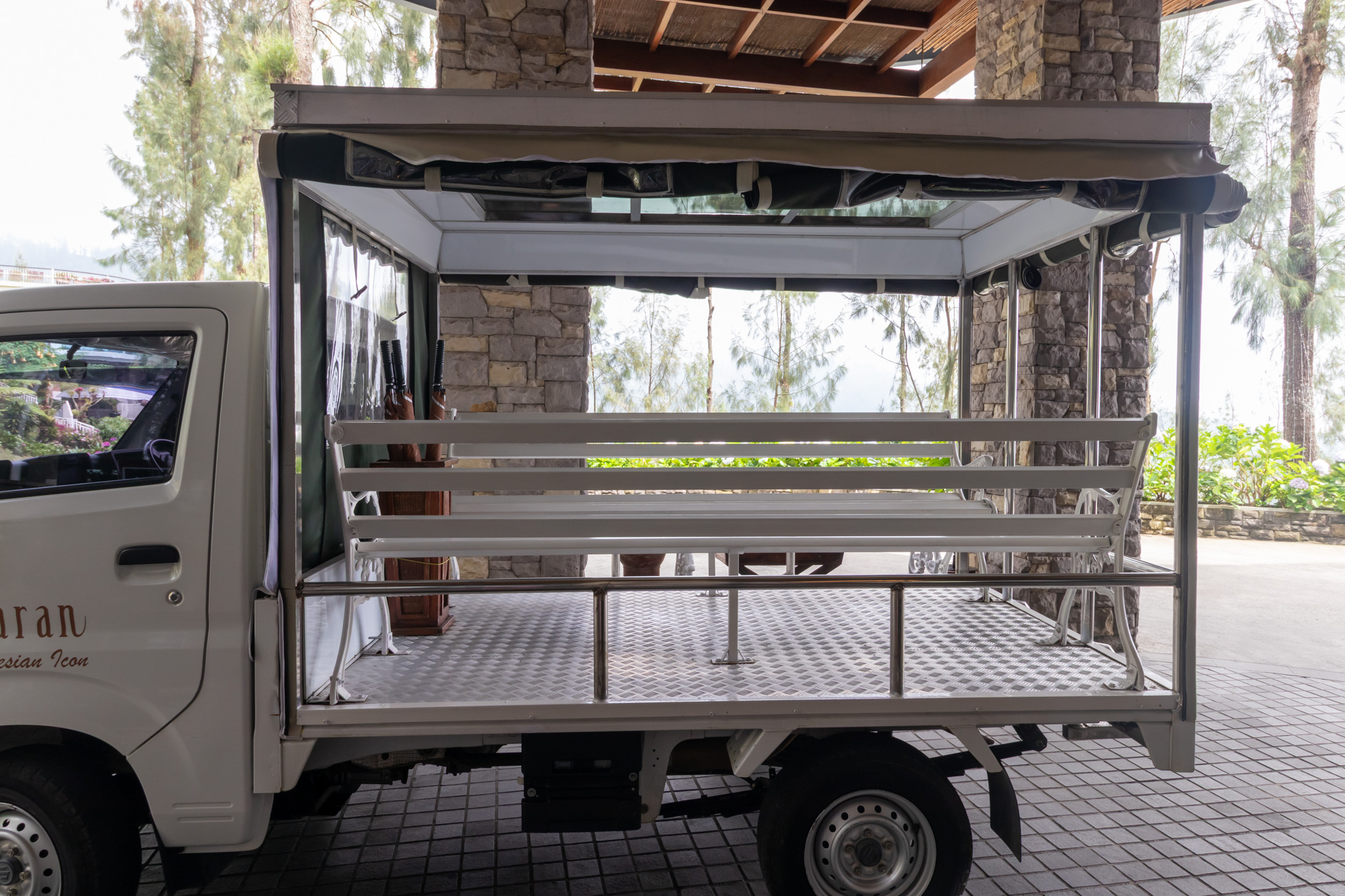 勾配がかなりあるので、施設移動にオープンなクルマが用意されている