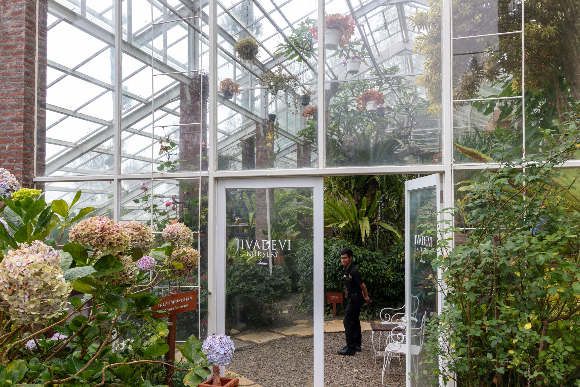 池なども設えた屋内植物園