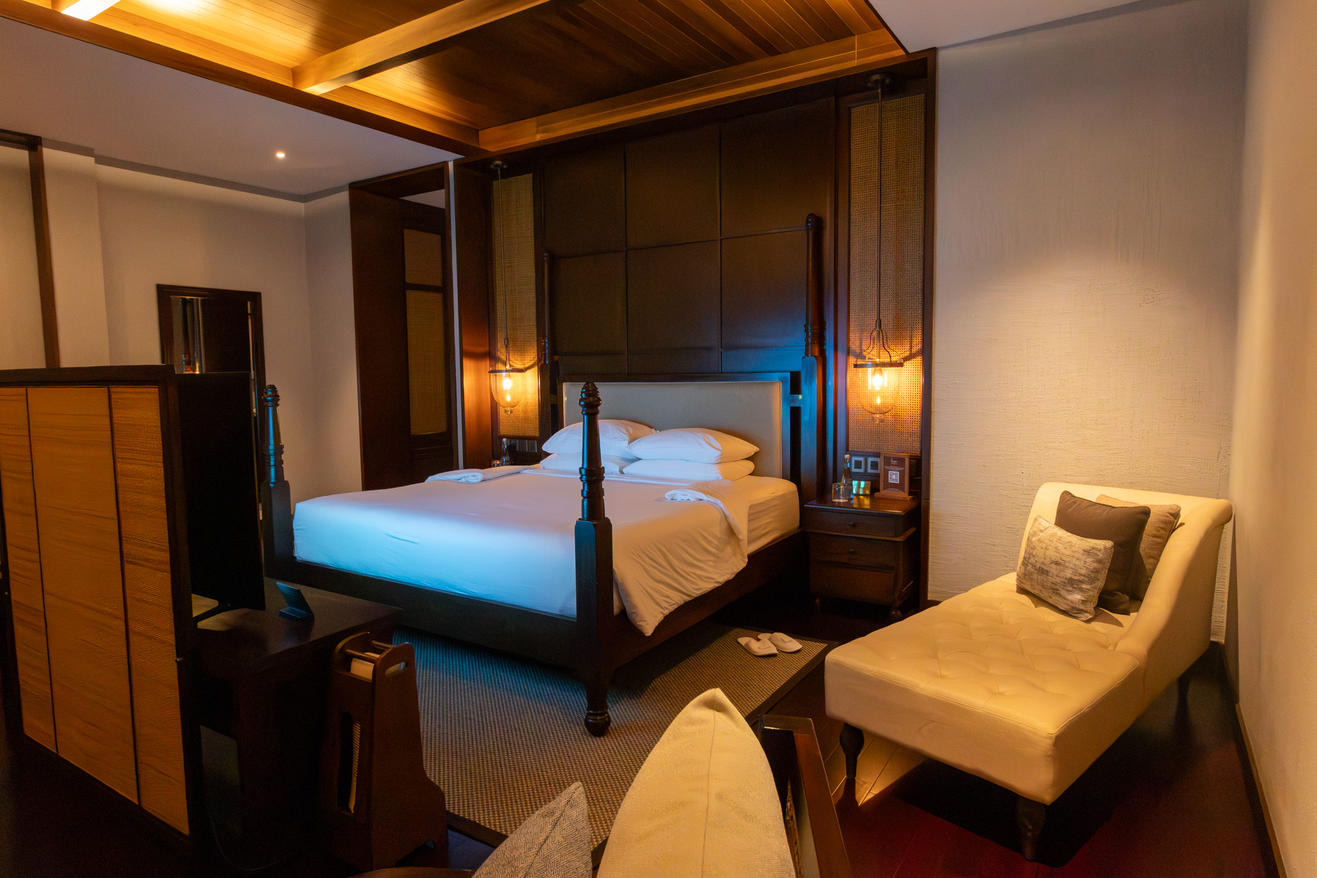 大型ソファでごろごろするのもオススメ