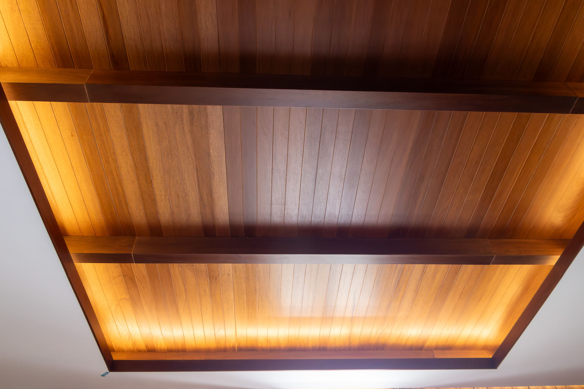 室内のお気に入りは木枠をはめ込んだ天井の間接照明