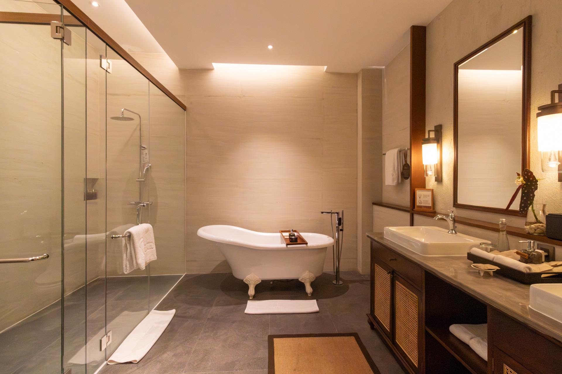 十分な設備と清潔なバスルーム