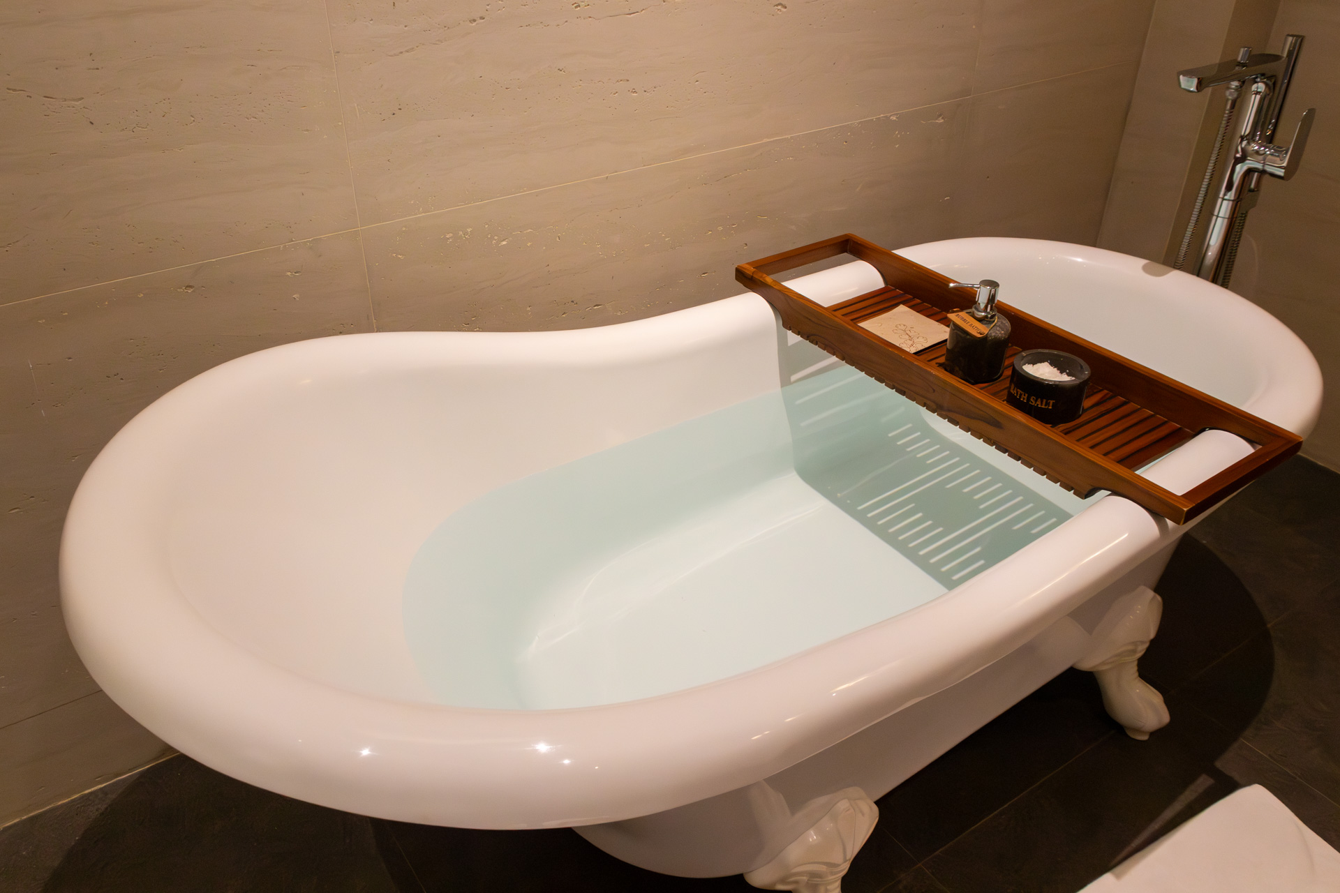 貴族になった気分で入れる独立型のバスタブ