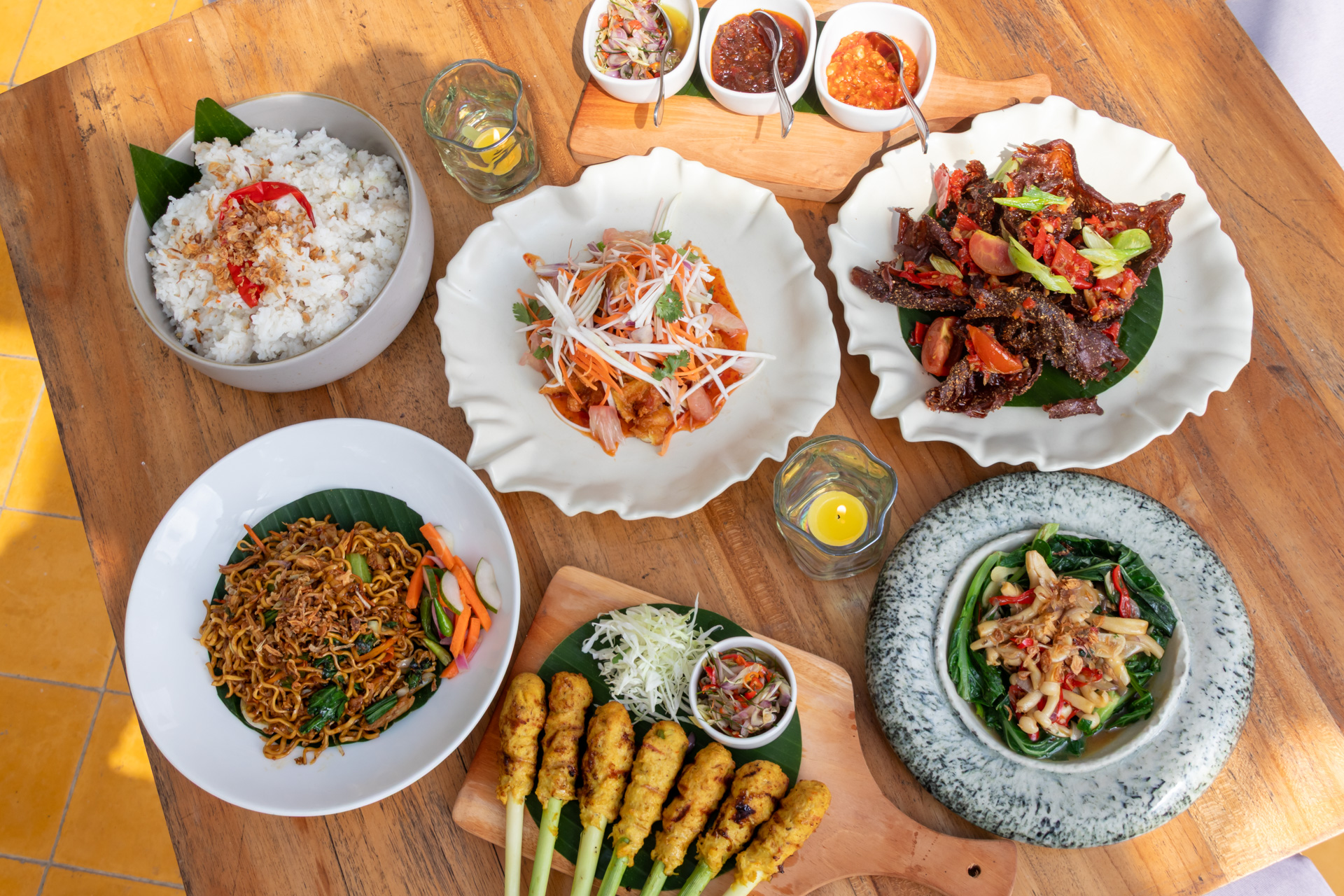 インドネシア料理が並んだランチ