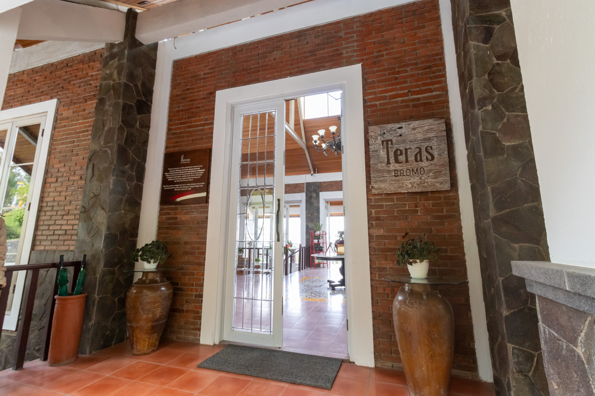 眺望のよいレストラン「テラス ブロモ」