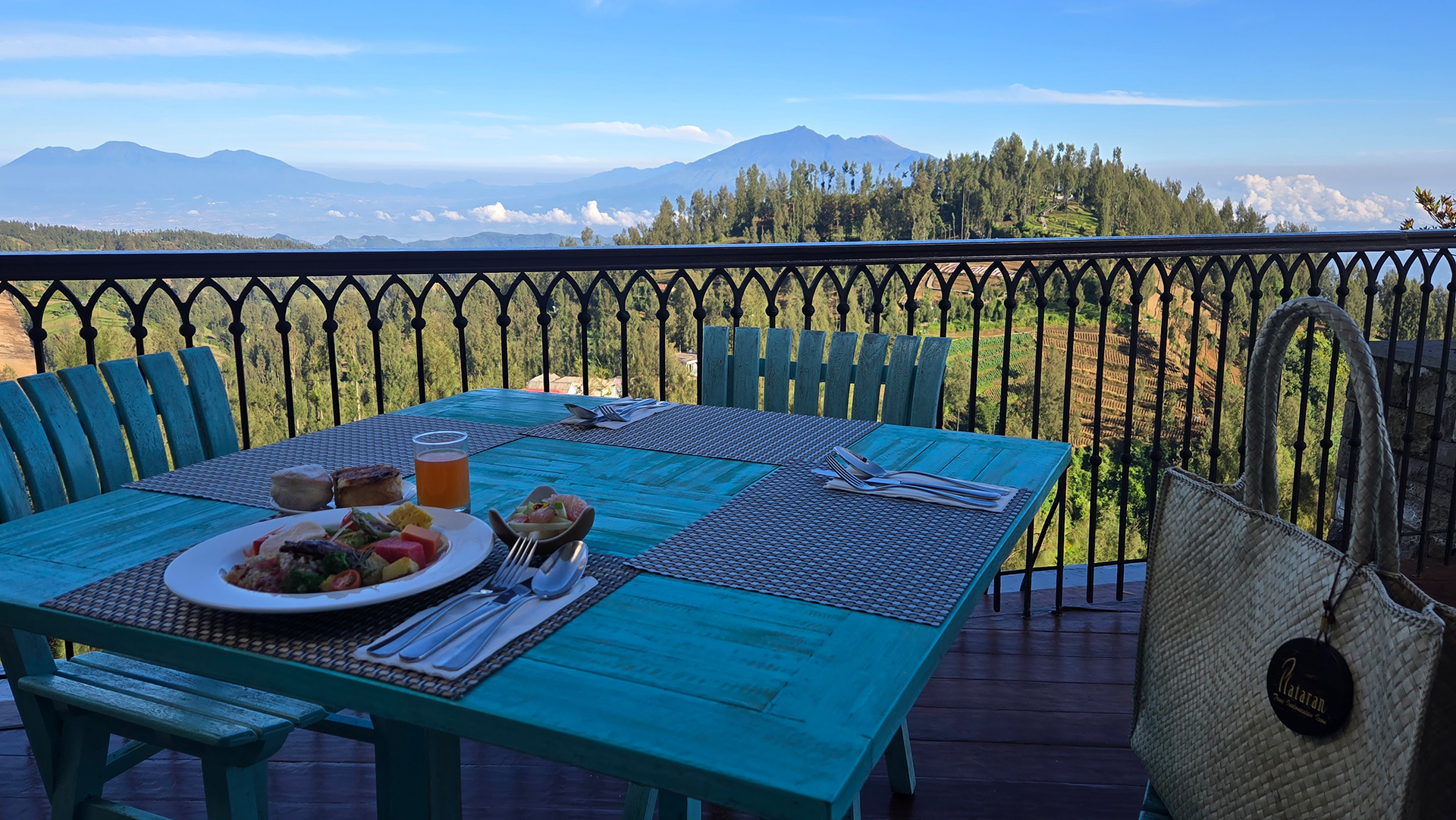 朝食も絶景を眺めながらいただける