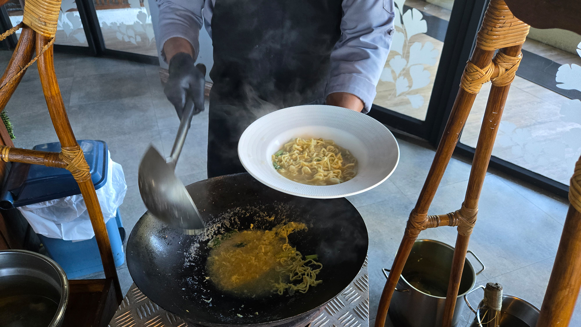 シェフが手際よく調理し、出来立てを提供してくれる