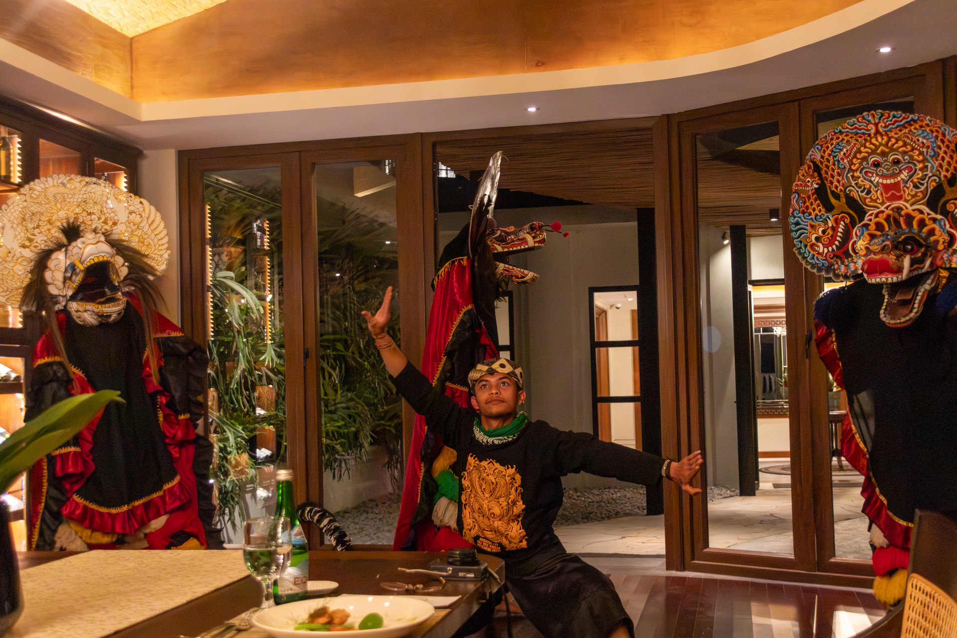 音楽とともにバロンガンダンスが始まる。ところどころで獅子が口を閉じるのだが、「カッカッ！」と厄払いしているかのごとく大きな音で響き渡る