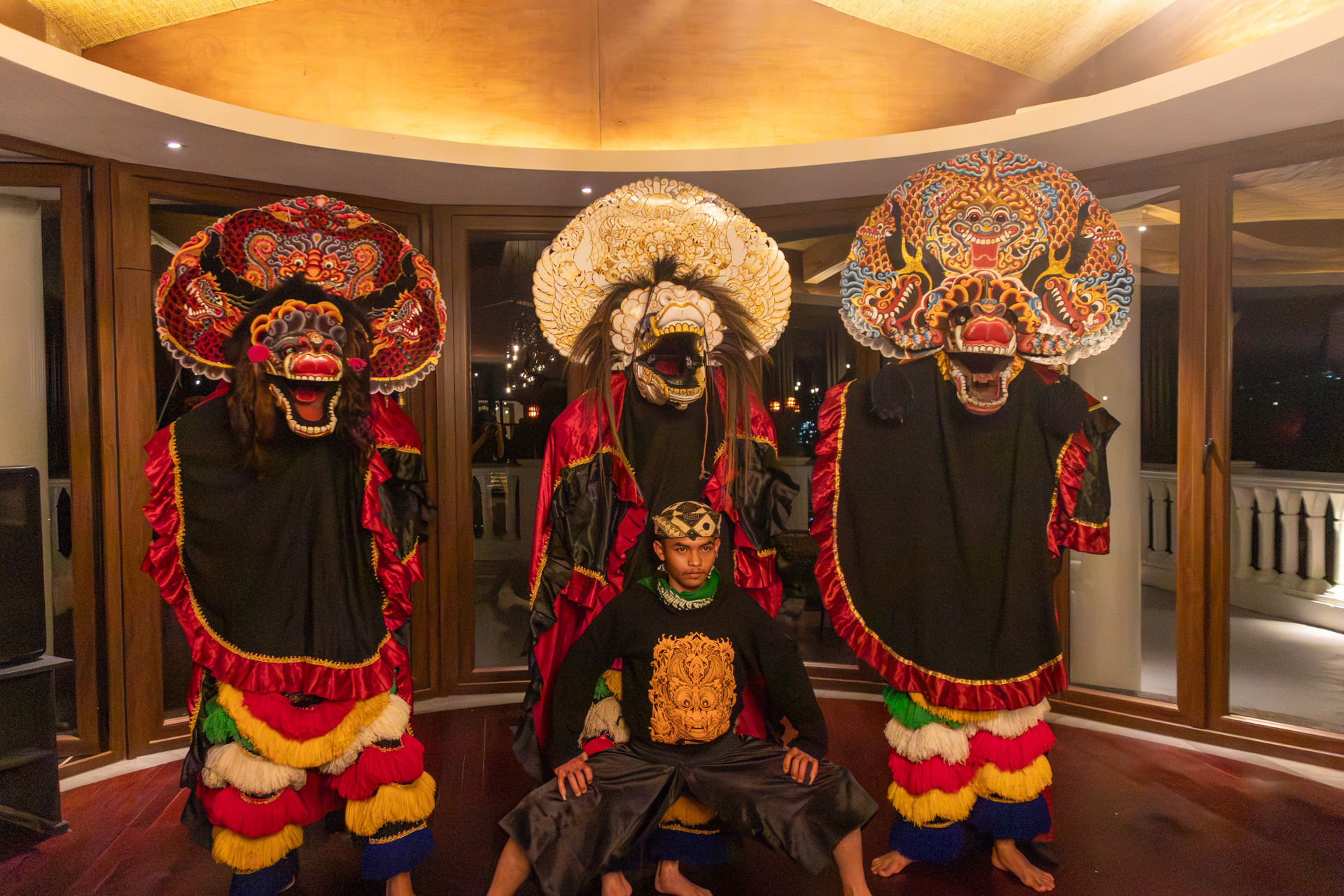 音楽とともにバロンガンダンスが始まる。ところどころで獅子が口を閉じるのだが、「カッカッ！」と厄払いしているかのごとく大きな音で響き渡る