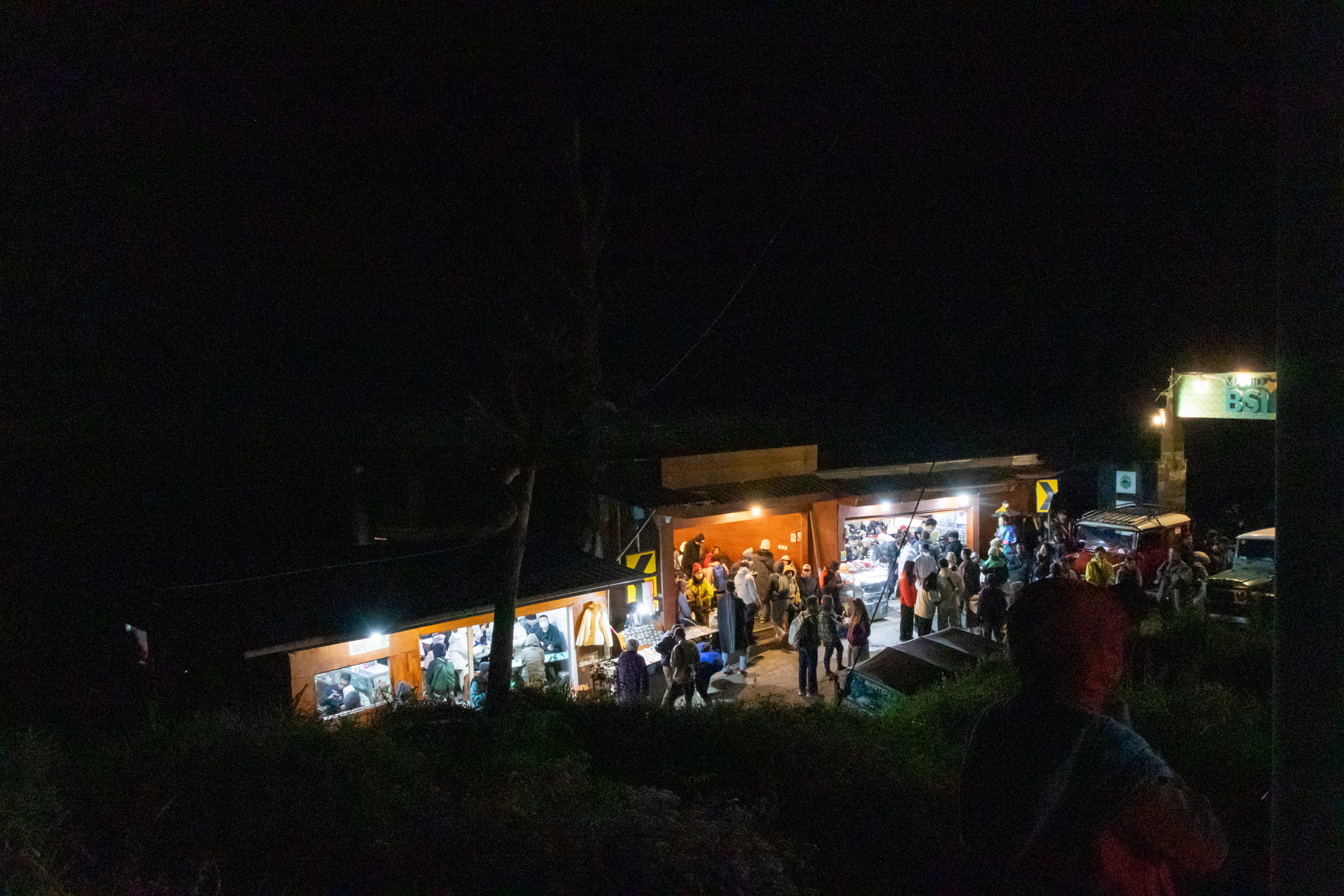 展望台の入口は大勢の人でにぎわっていた