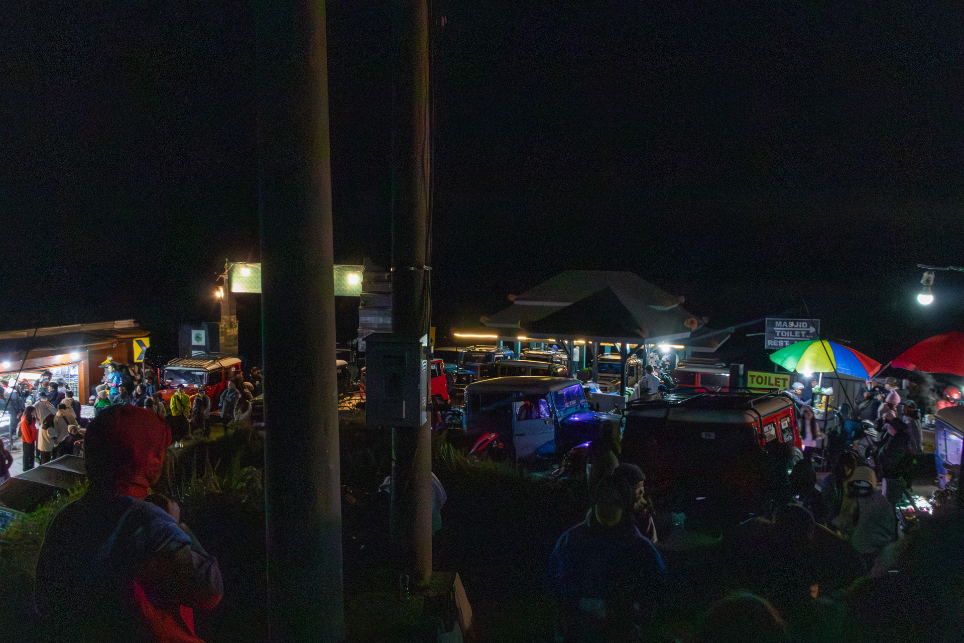 展望台の入口は大勢の人でにぎわっていた