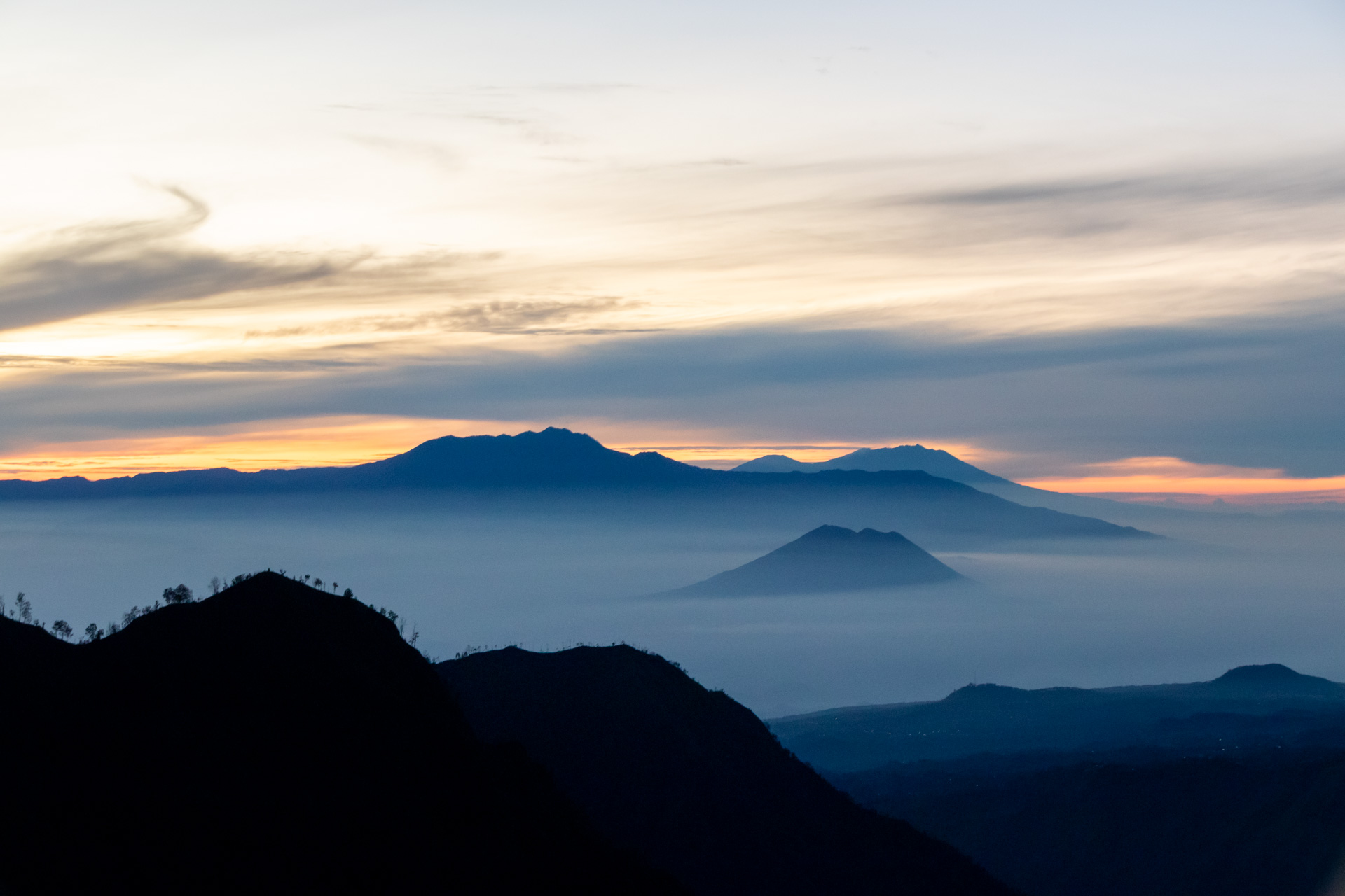 雲海に浮かぶ山並みも美しい