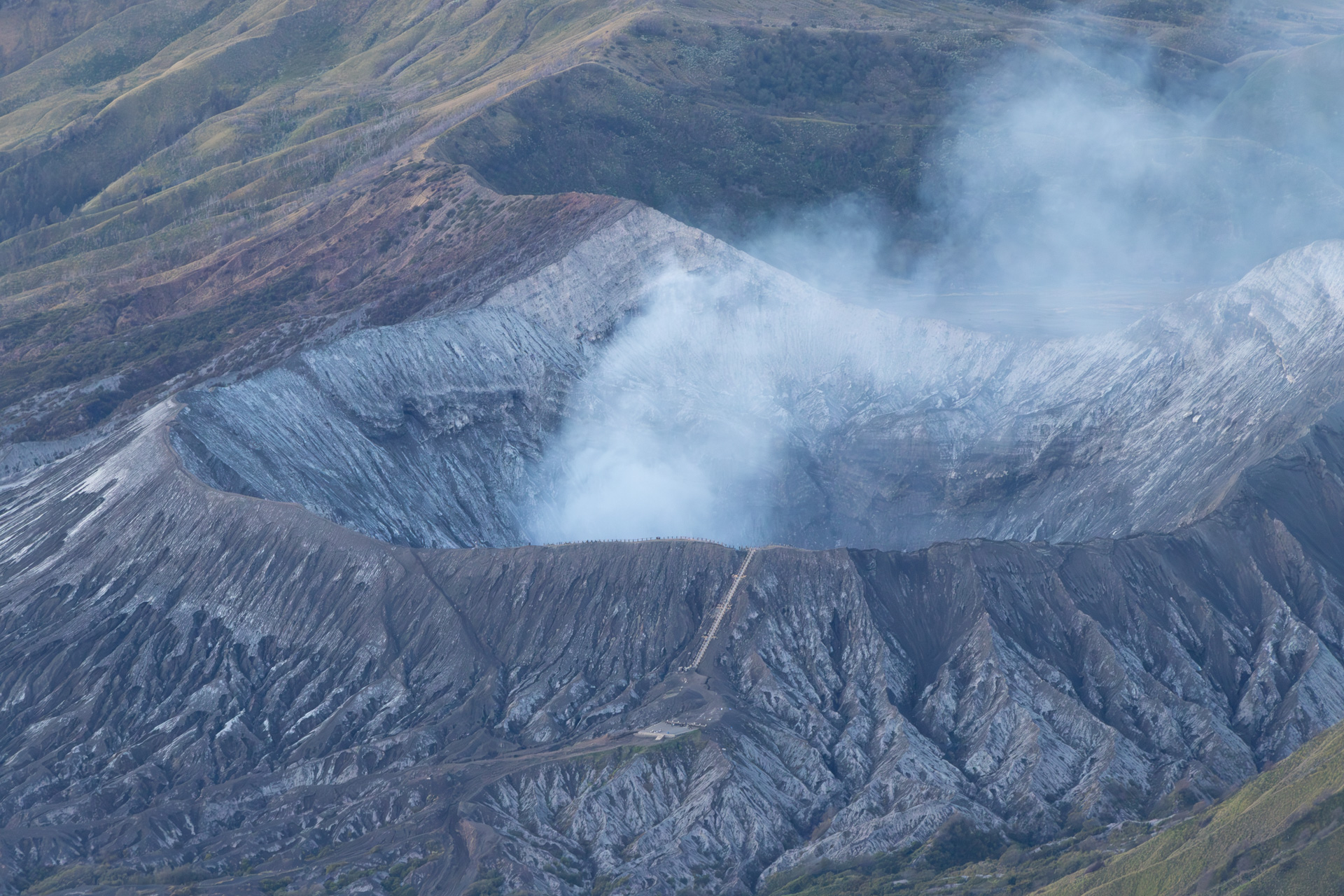 ブロモ山の火口。稜線に沿って道があるので、富士山のようにお鉢巡りができる