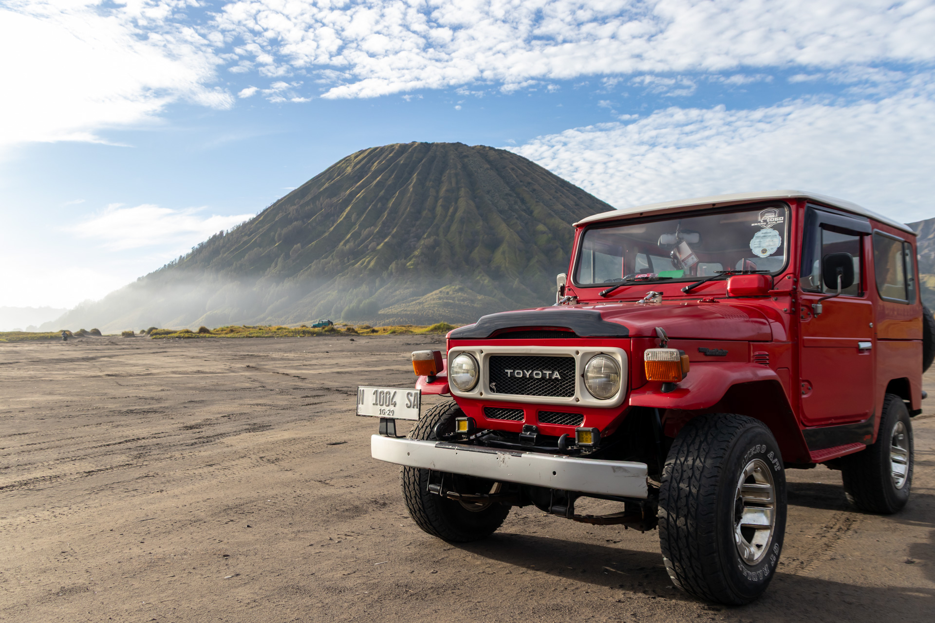 背景にあるのはバトク山。緑と茶色のコントラストが興味深い