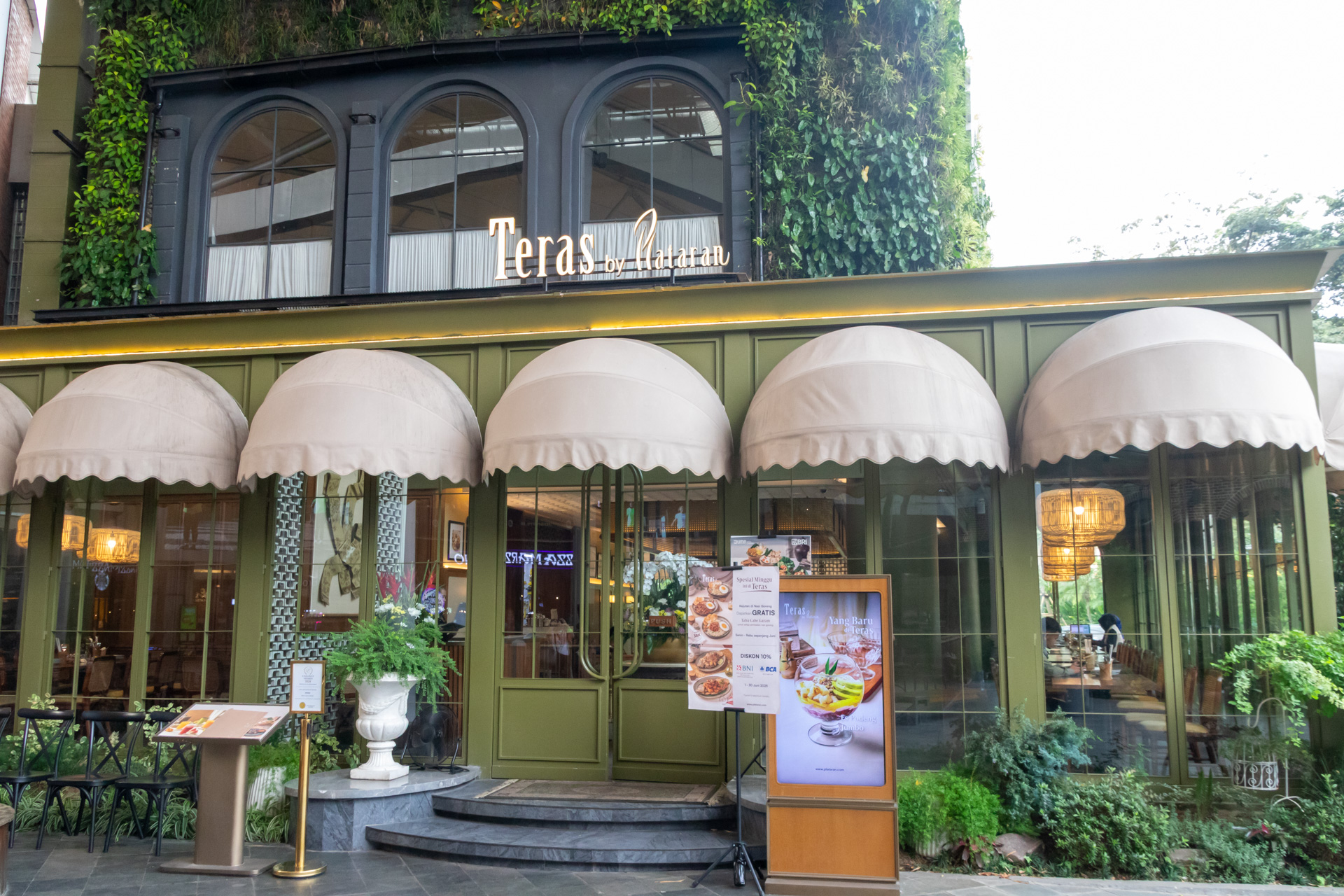 プラタランのレストラン「テラス スマレコン セルポン」