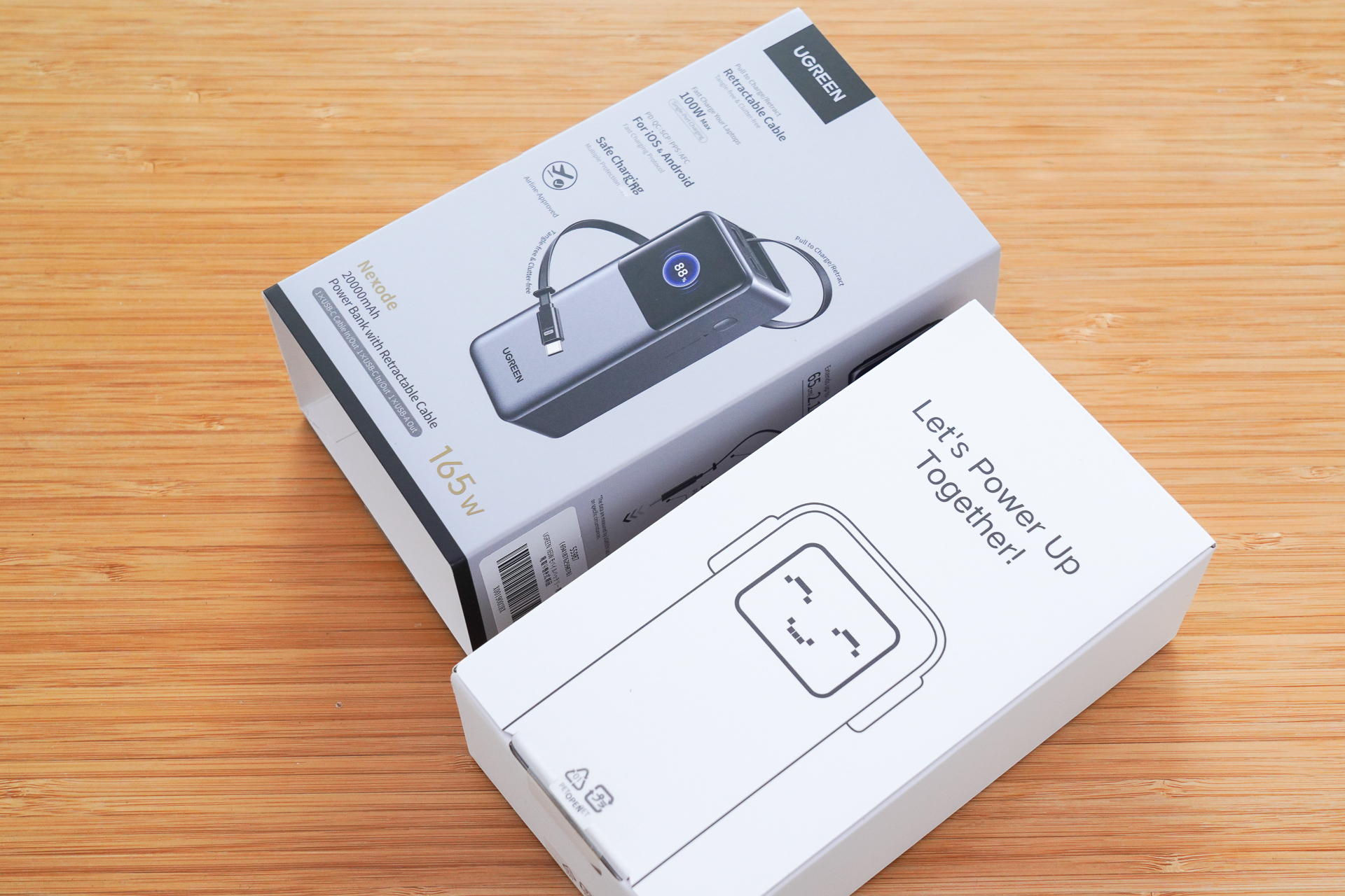 パッケージを開けると、かわいいキャラクターが「Let's Power Up Together!（一緒に充電しよう）」とお出迎え