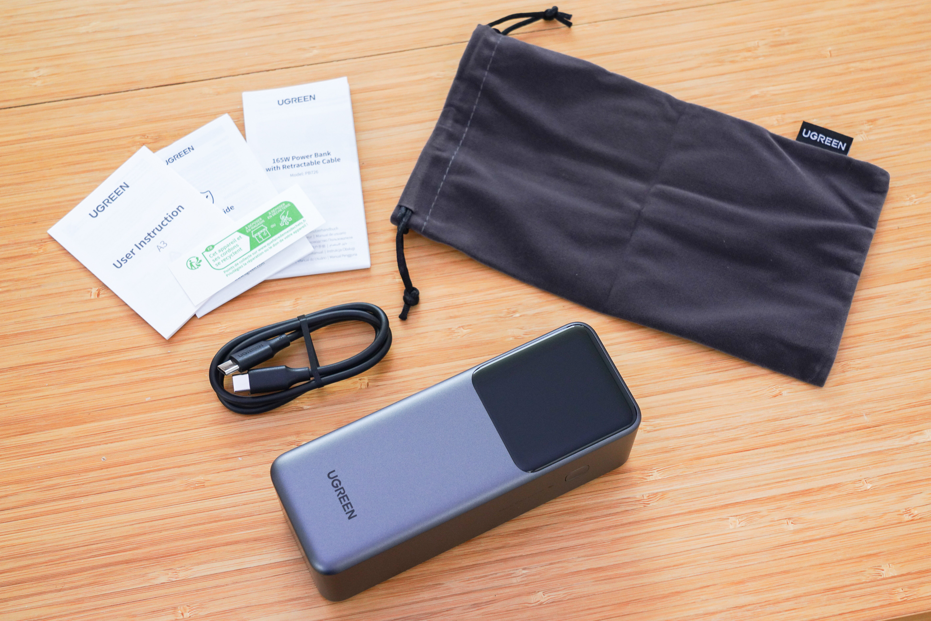 内容物。ケースが付属するのが便利だ