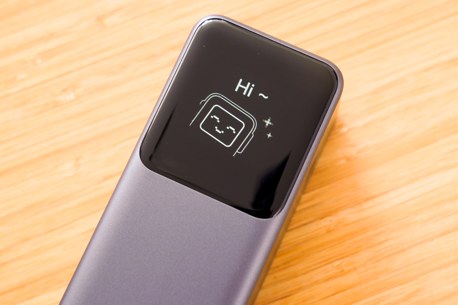 横のボタンを押して電源を入れると「Hi～」