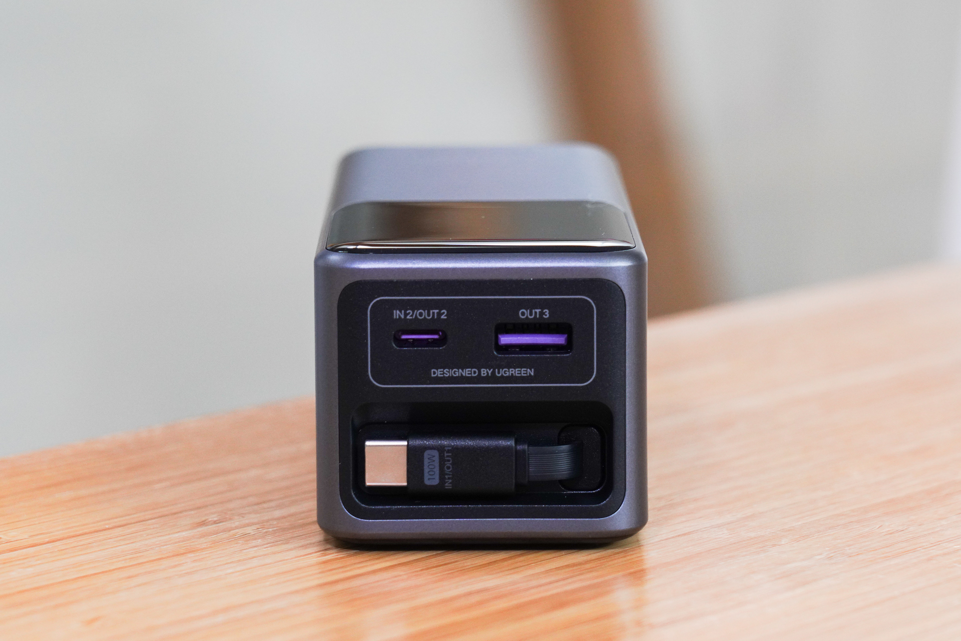 巻き取り式USB Type-Cケーブルのほか、USB Type-Cポート×1、USB Type-Aポート×1も備える。Type-Cポートは100W出力対応