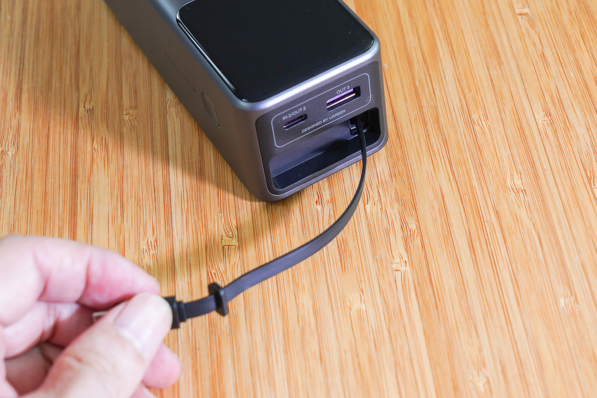 巻き取り式USB-Cの平形ケーブルは引き出して、7段階の長さで止めることができる