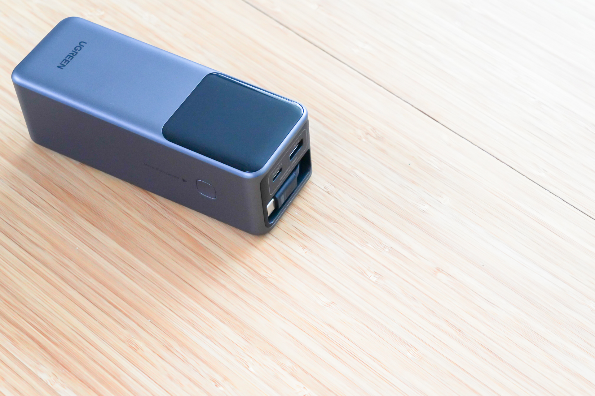 磁力で収納位置にピタっとくっつく