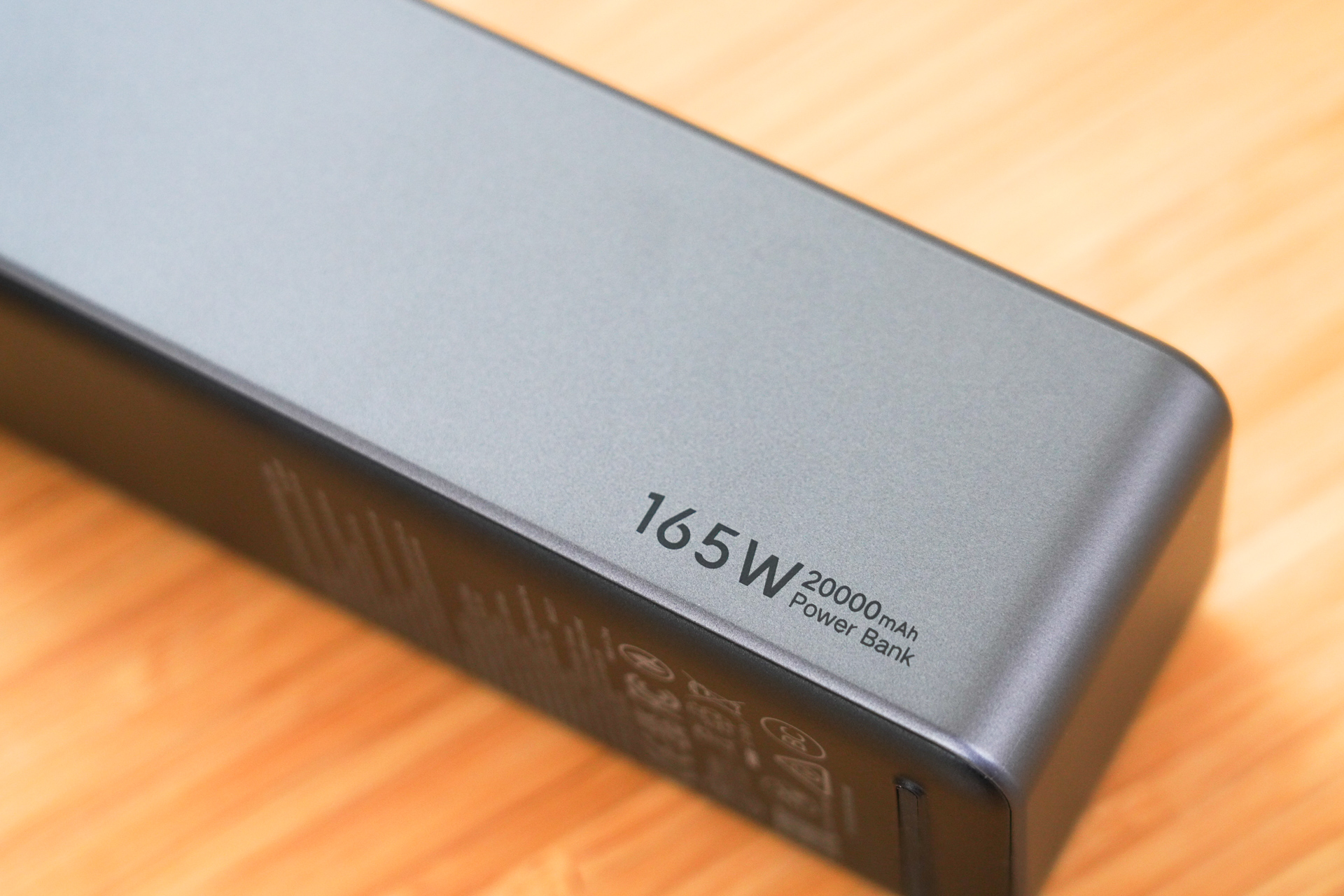165Wは合計最大出力。航空機内持ち込み160Wh以下の容量制限と勘違いしないように。容量は20000mAhなので74Wh。搭乗時の保安検査で指摘されたら、ここを見せるとよい