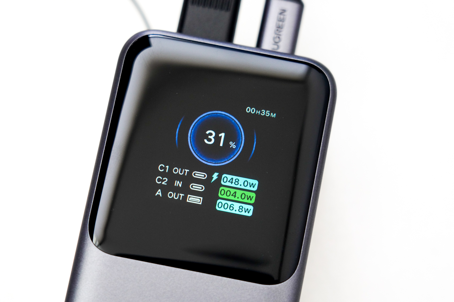 ポートごとに使用状況と電力を表示する。「C2」の緑色は充電中を表わしている