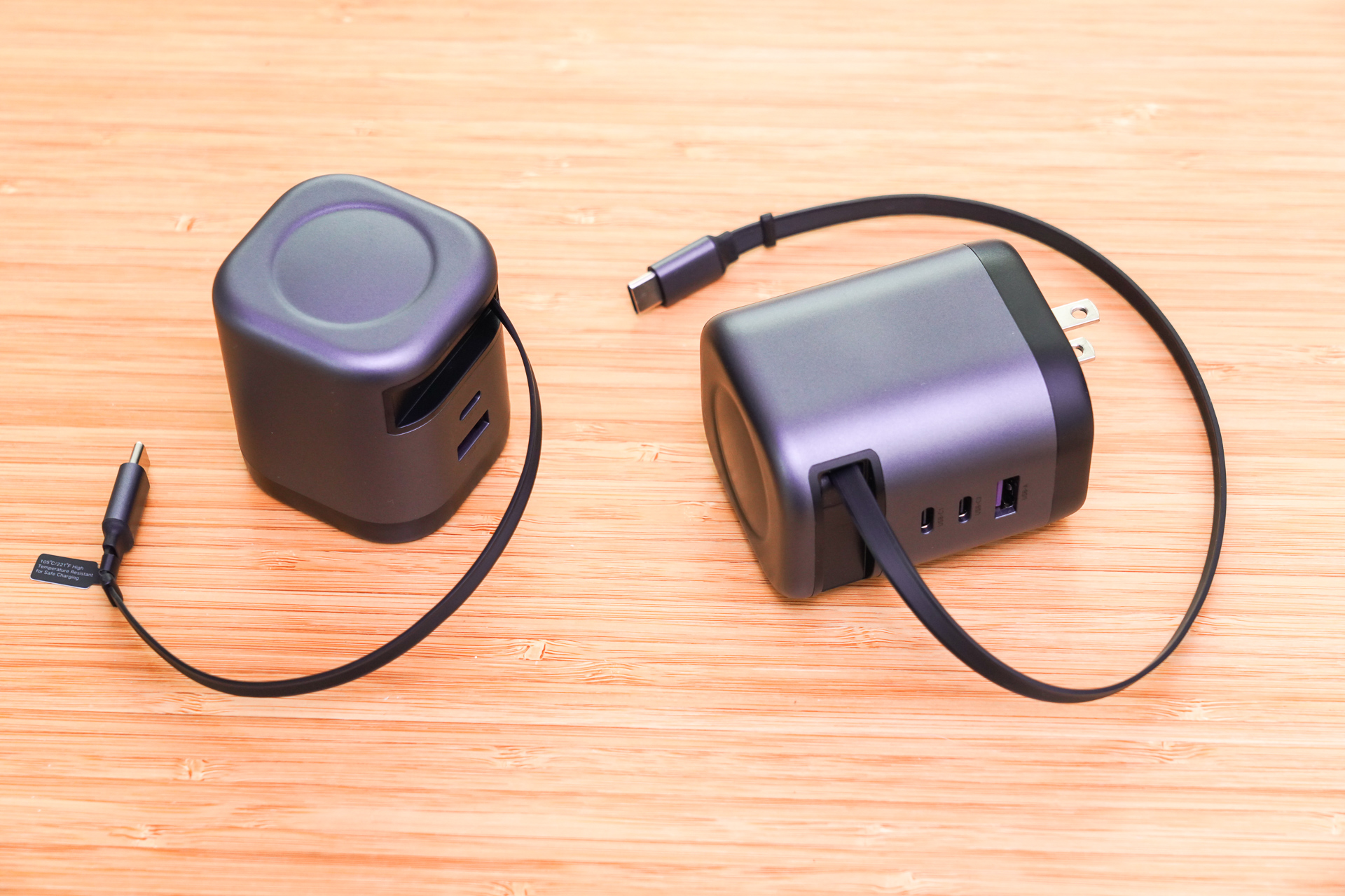 UGREEN「Nexode 巻き取り式 USB-Cケーブル内蔵 充電器 100W」（右）を用意して充電してみた。同シリーズの容量違いで小型の65Wモデル（左）もある