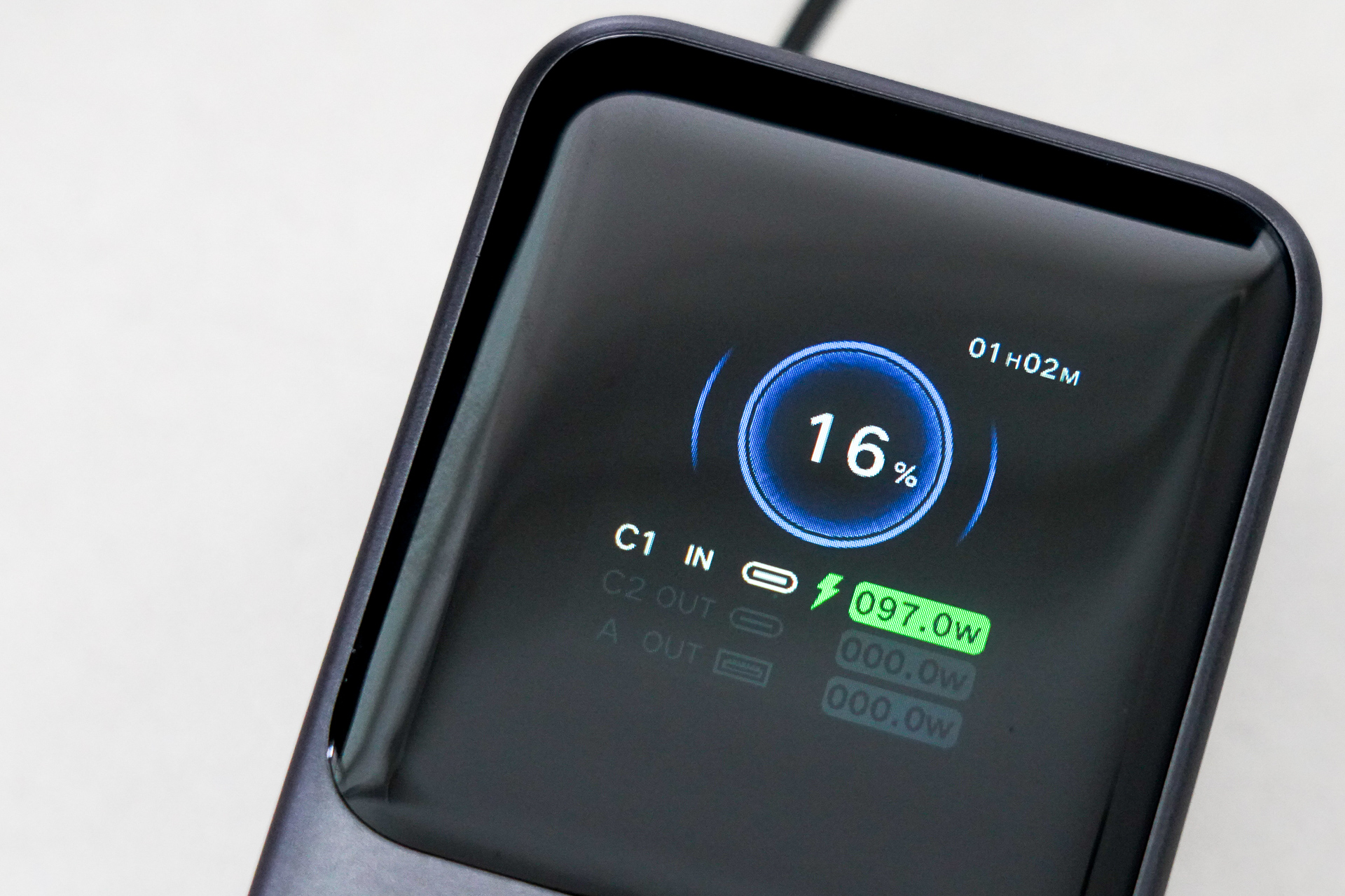 ほぼ100Wで充電中