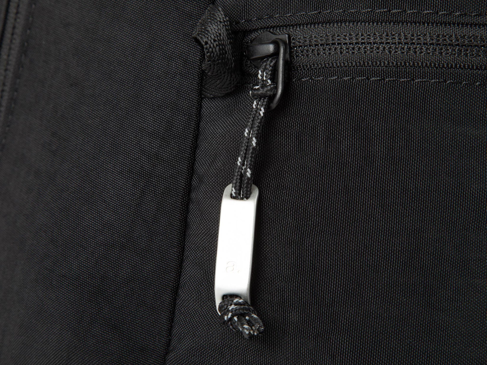 アウトドアテイストの素材とデザイン