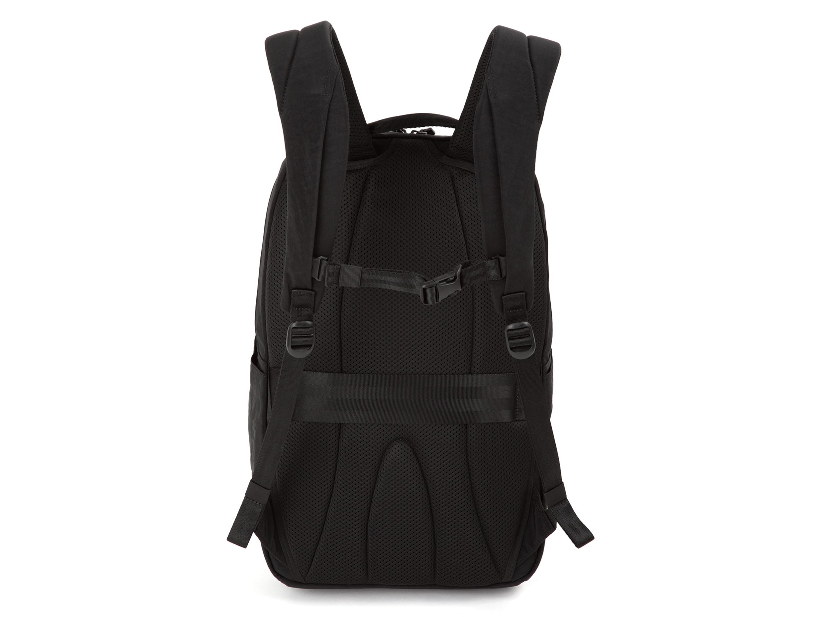 通気性の高い背面とショルダーハーネスや、体にフィットするチェストベルト