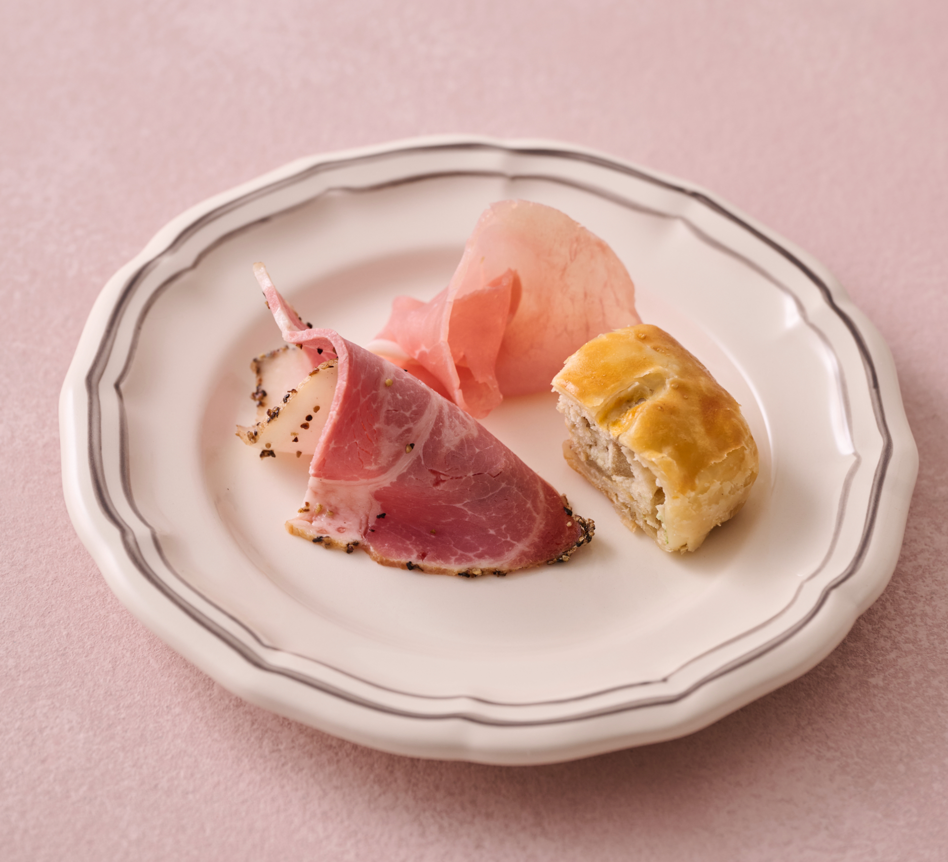 生ハム、アンデスポークパストラミ、鶏のポルチーニパイ包み