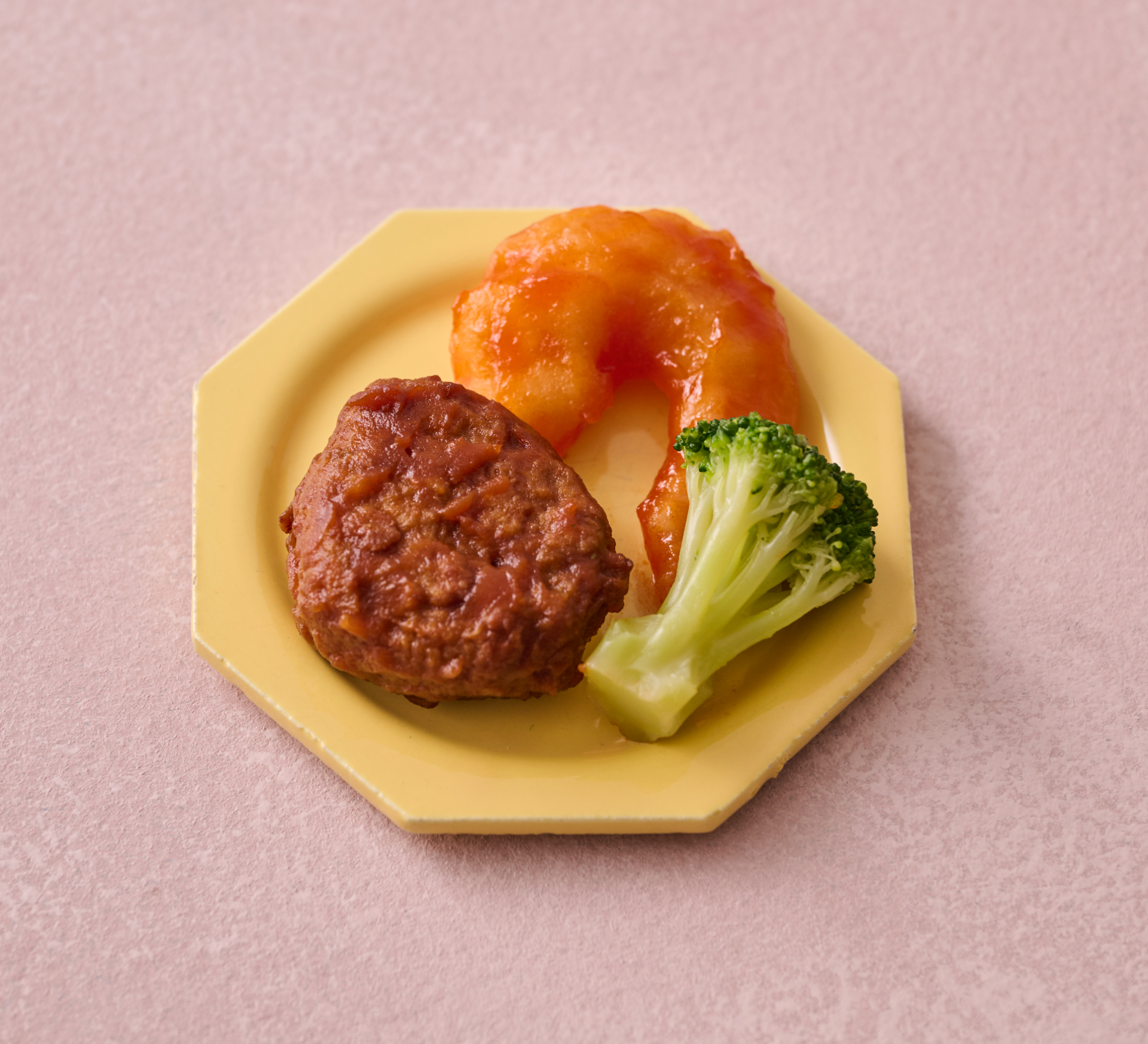 デミグラスハンバーグ、海老チリソース、ブロッコリーコンソメ風味