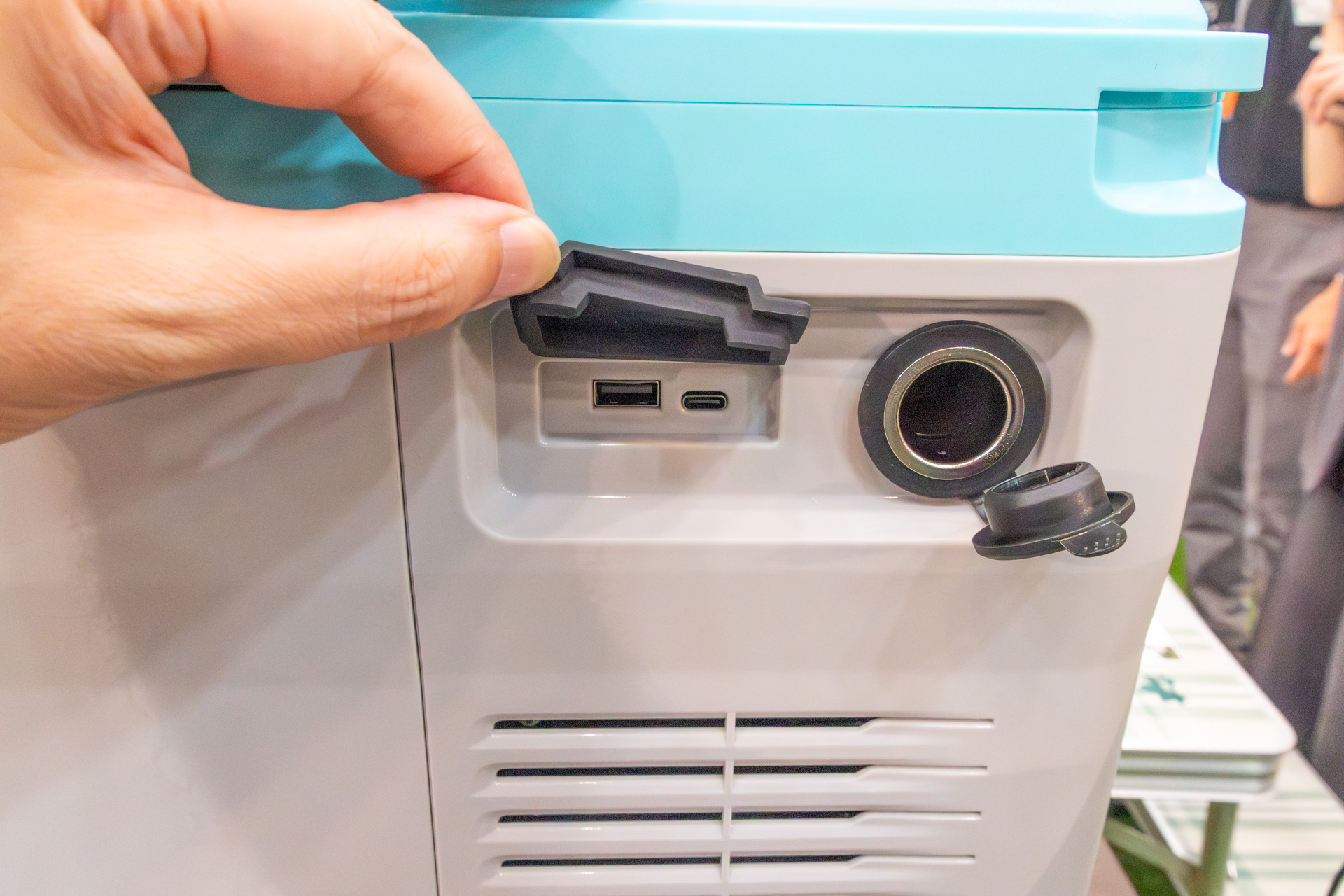 エレキャン・温冷/冷凍庫 27-BFはUSBポートを備えている