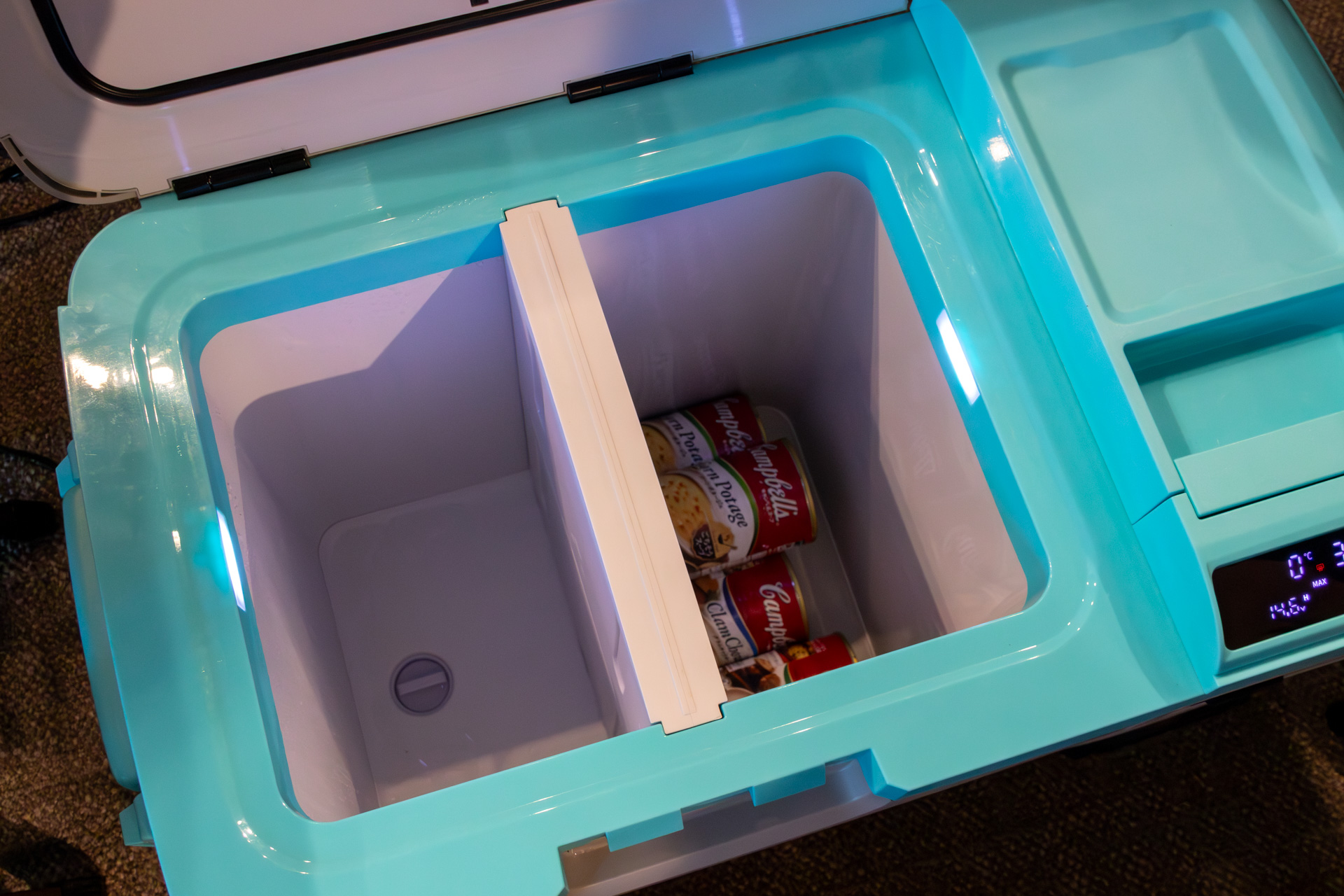 荷室の容量は12L＋12Lだが、仕切りを外して27Lサイズとして使うこともできる