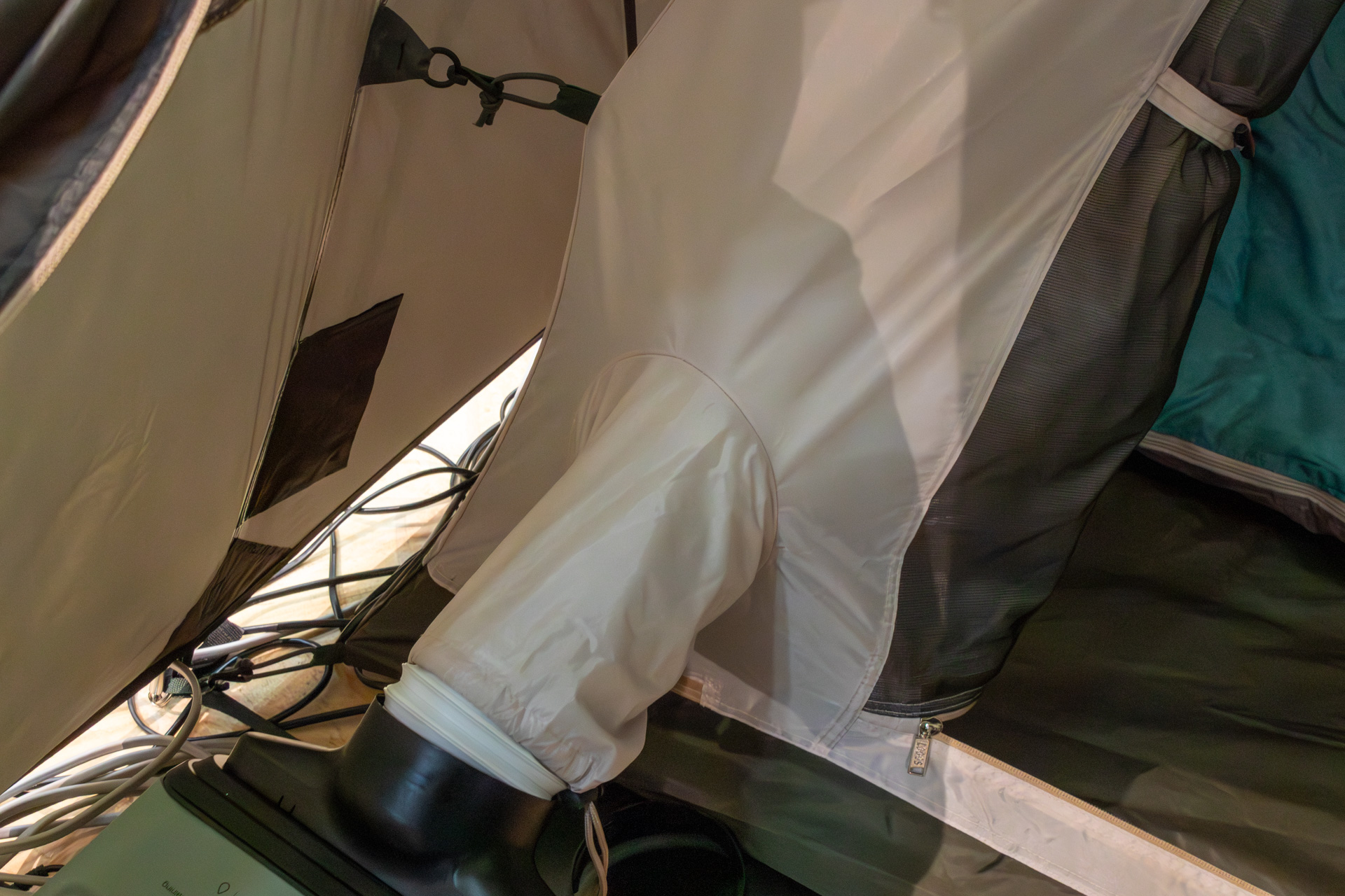 テント内に送風する部分。今後発売するテントは、写真のようにエレキャン・エアコン用のスリーブ（差し込み口）を備える製品が多くなるとのこと