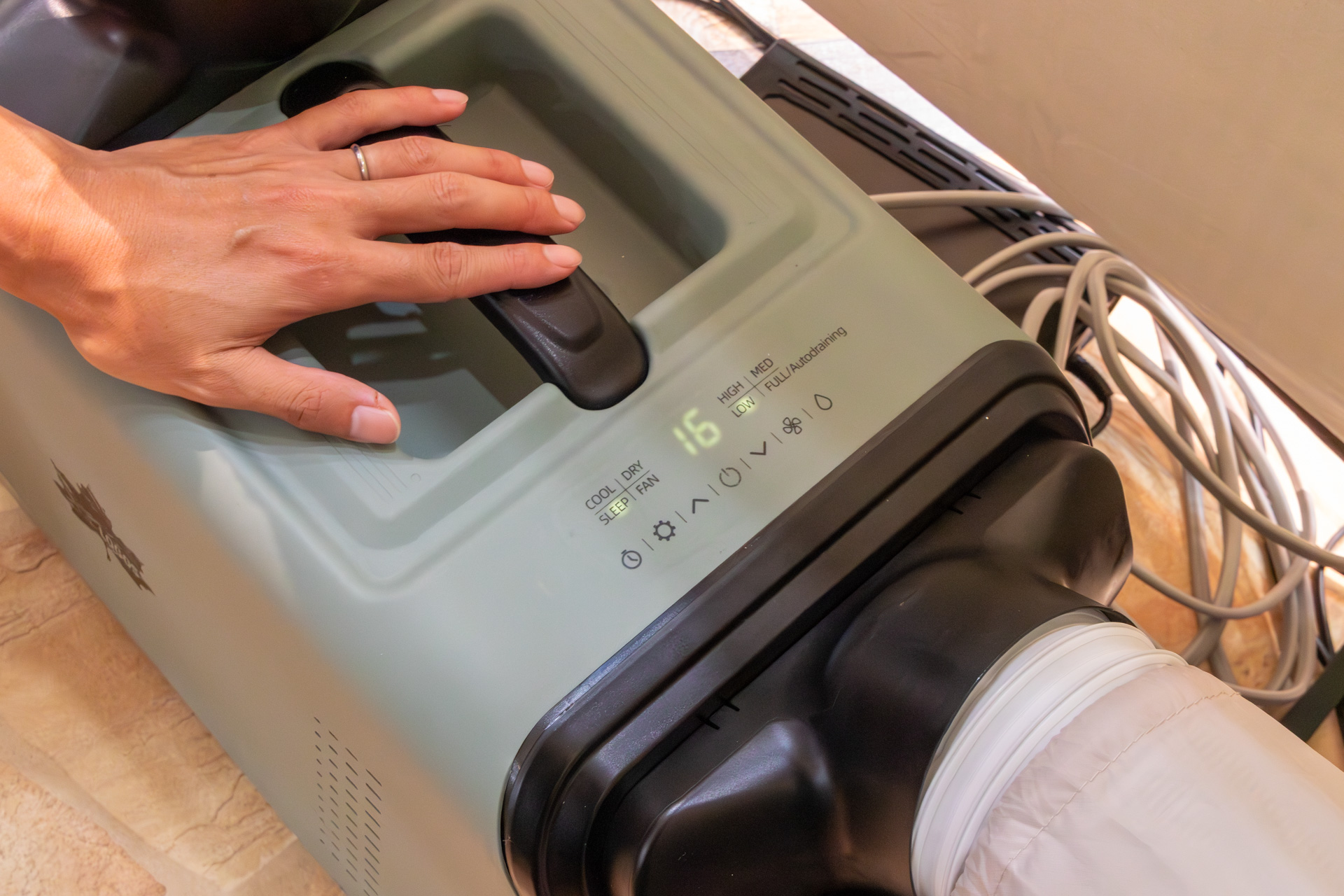 動作モードの変更や温度設定もできる。本体の重さは約17.6kg