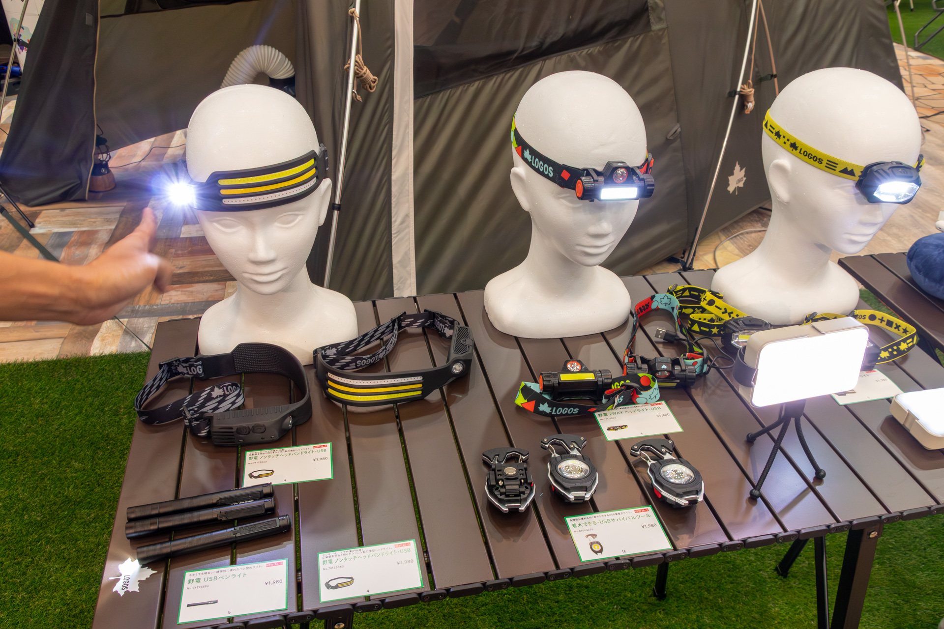 ヘッドライトの新製品などを展示したコーナー