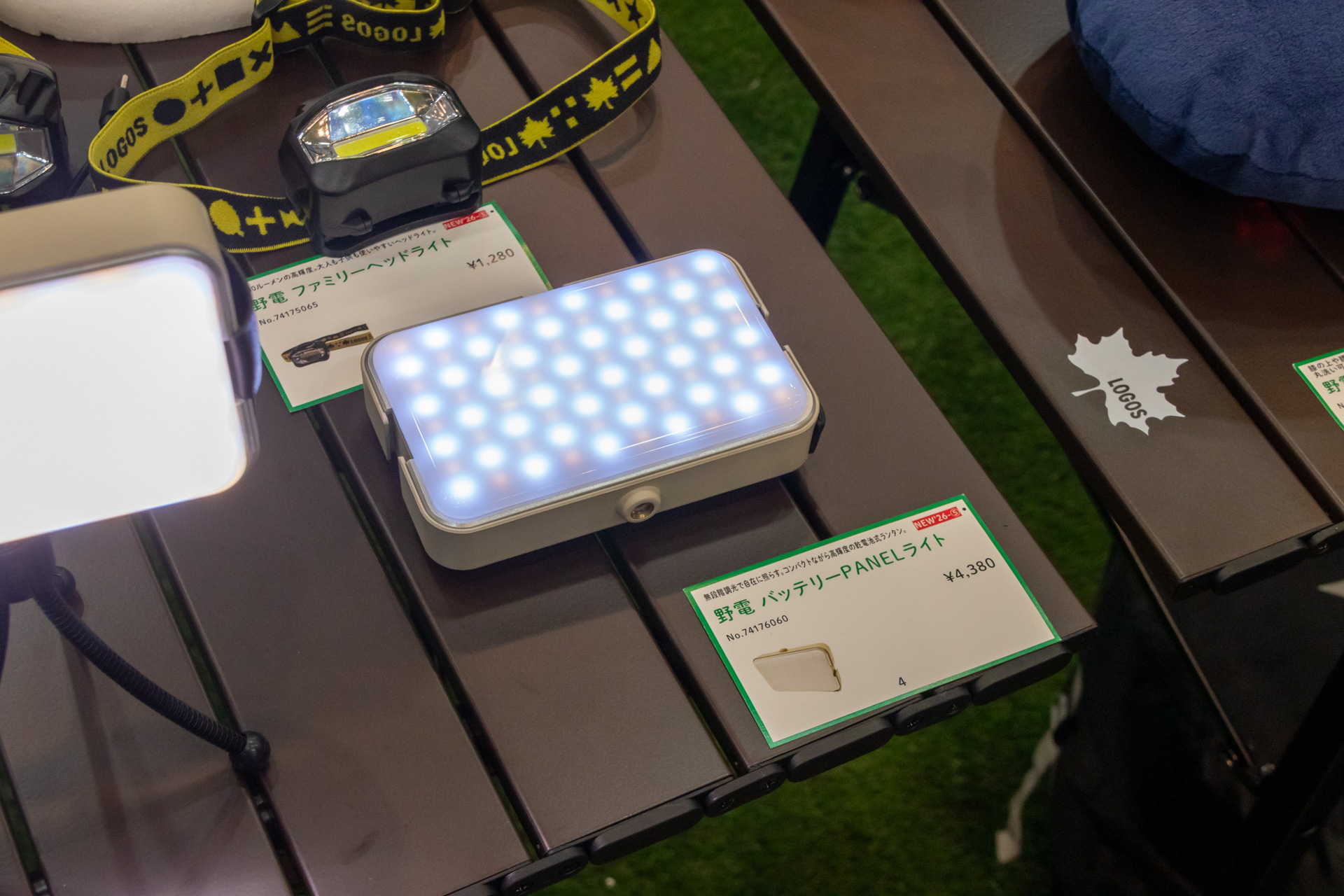 無段階調光・調色機能付きの「野電 バッテリーPANELライト」。三脚穴があるので、小型三脚で設置するのも容易