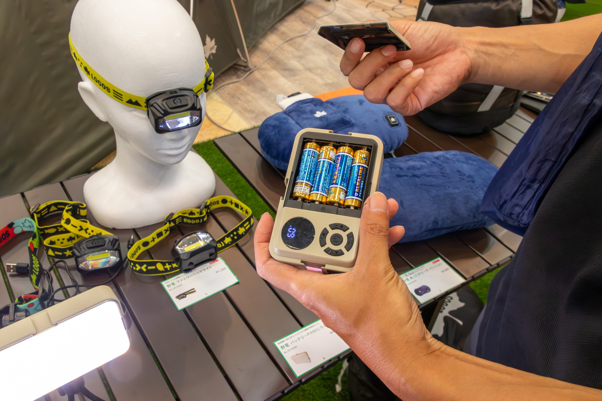 単3形アルカリ乾電池が4本あれば動くので、防災用としても使える