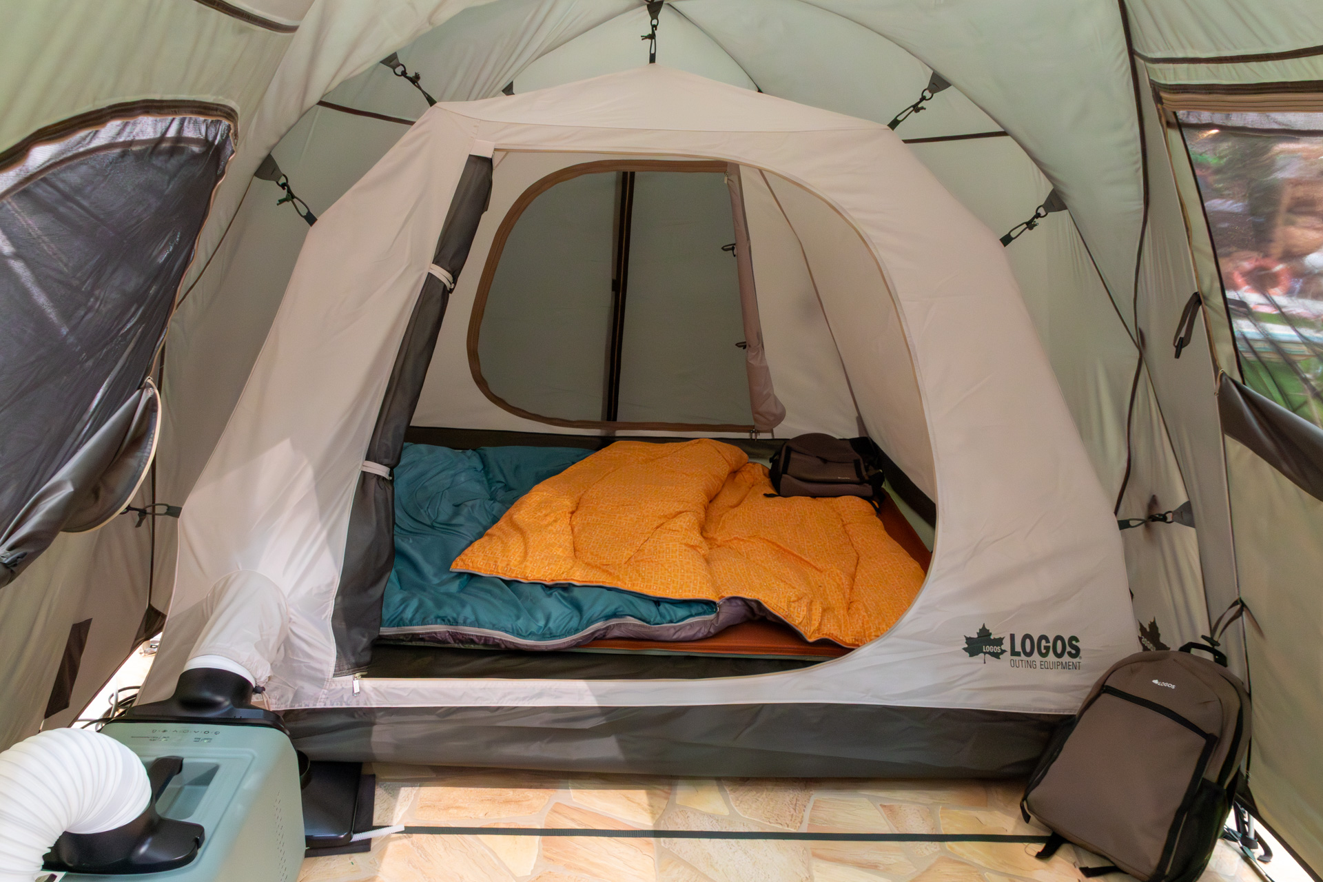 エレキャン・エアコンはインナーテント入口の横に設置する